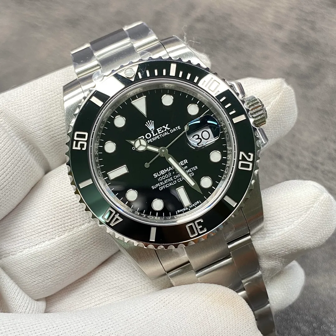 【High-end replica】💰1160! Customized all-in-one machine 💰1720! Top replica 💰Private chat! The Rolex Submariner V11 Submariner is coming, especially the Green Submariner 116610LV, which is full of sincerity. The entire ceramic ring is reborn and fired according to a new formula and temperature. The color is no different from the original to the naked eye, completely crushing all versions on the market. Due to cost reasons, the price will be much higher than the Black Water Ghost 116610LN. In addition, two exclusive technologies have been realized: [Sapphire Luminous Stone] and [One-click Snap]. Clone the original Cal.3135 integrated movement, blue hairspring, imported KIF shock absorber (not fake triangle shock absorber). Key points of the upgrade: 1. [Realistic green ring] Comprehensive analysis of the composition of the original Cerachrom green ceramic outer ring, the technology of using silicon dioxide to wrap nano alloy coloring and agent ceramic coloring, and finally determined the firing between 1100 and 1250 degrees Celsius through experiments at different temperatures. Factory N’s many years of manufacturing experience and the painstaking efforts of many engineers finally presented everyone with a palace-level green circle. It is difficult for professionals to distinguish the authenticity with the naked eye, completely crushing all current versions on the market. 2. [Sapphire Luminous Stone] Exclusive technology, a sapphire mirror is installed on the outer layer of the luminous stone. It is really difficult to install a mirror in a diameter of only 3mm. Through high-precision advanced equipment, it was successfully completed, achieving the same scratch-resistant luminous pearl as the original. Once again, it turned the tide and proved the power of Factory N. 3. [The outer ring scale will not turn black] The scale on the ring mouth adopts physical vapor deposition technology, and platinum powder is coated on the font at high temperature to make the font color durable and will not fade or turn black when exposed to water or oil. 4. [Can be buckled with one click] The outer safety buckle of the watch buckle is the same as the original one. As long as you hold the inside of the watch buckle with your finger and press the buckle body with another finger, the outer safety buckle can automatically spring open. It is also an exclusive technology in the entire market. 5. [Inner buckle ring] The ceramic piece and the ring base are combined with an inner buckle, not the double-sided tape of small factories or low-end versions. 6. [Literal texture upgrade] The luminous stones on the round nails of the literal scale are full but not overflowing, and the rasa is more delicate than before. 7. [Universal and original accessories] All original accessories are imported from Germany and CNC scanned. All accessories are interchangeable with original accessories on a one-to-one basis, including case, bezel, bottom cover, inner cover, lugs, strap, and buckle. 8. [Imported 904L steel] The watch case and strap are made of imported high-component 904L fine steel. A few manufacturers use 316 labels to pretend to be, which is truly hard, high-density, corrosion-resistant and scratch-resistant. Real shots of shipment.