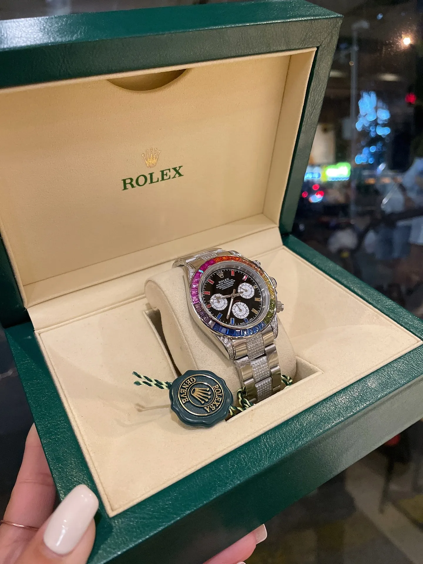 【High-end replica】💰1720! The new Rolex Daytona Rainbow model. Model: 116599RBOW-116598RBOW-116595RBOW. Rainbow Daytona is hard to find! The inlay is optimized according to the 36 gemstones with the most coordinated color gradient transition from the original factory. The height and angle are consistent, and the refraction effect is very beautiful. Each chronograph dial is refracted due to different light, and the color is bright and unique. Equipped with an imported quartz movement (with 24-hour day and month display respectively) Rolex steel solid link Oyster-style easy-to-adjust strap, exquisitely polished.