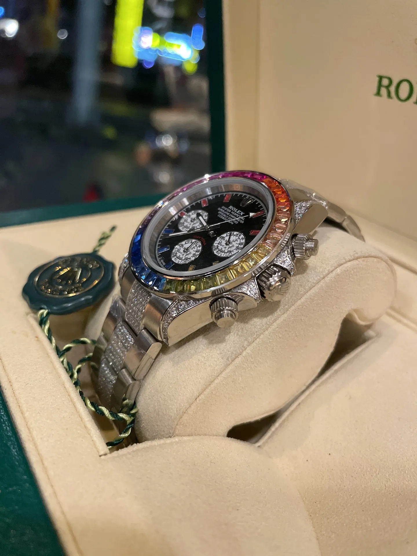【High-end replica】💰1720! The new Rolex Daytona Rainbow model. Model: 116599RBOW-116598RBOW-116595RBOW. Rainbow Daytona is hard to find! The inlay is optimized according to the 36 gemstones with the most coordinated color gradient transition from the original factory. The height and angle are consistent, and the refraction effect is very beautiful. Each chronograph dial is refracted due to different light, and the color is bright and unique. Equipped with an imported quartz movement (with 24-hour day and month display respectively) Rolex steel solid link Oyster-style easy-to-adjust strap, exquisitely polished.