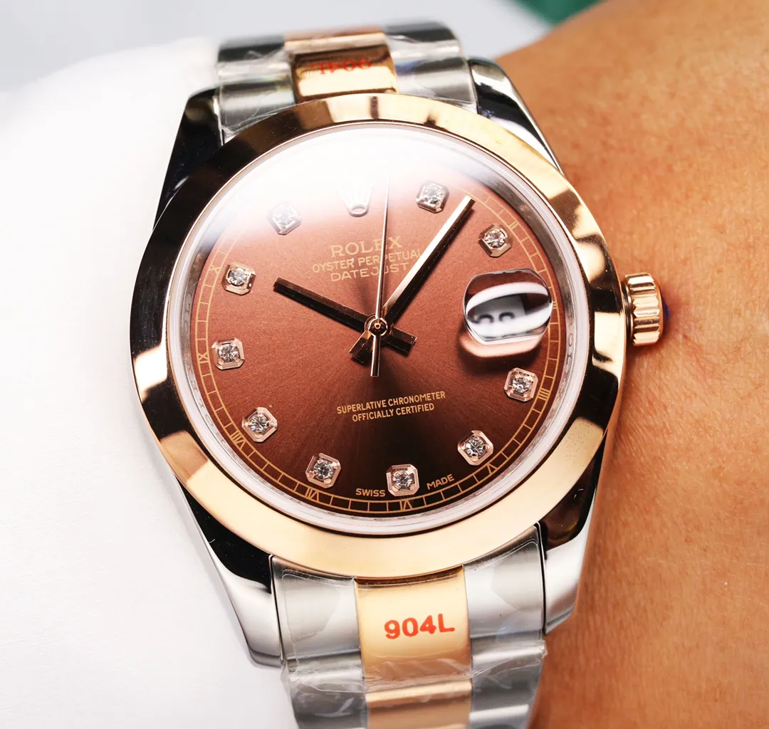 【High-end replica】💰1240! 【Customized all-in-one machine】💰1920! Taiwan factory makes strong comeback‼ ️‼ ️Outstanding work - Rolex Oyster Perpetual Datejust 41mm series watch, timeless elegance! Factory code: M126338... The 6-digit internal code is consistent with the card, and the entire set must be completed for return or exchange! [Oyster case, symbol of waterproofing] The diameter of the watch is 41mm, the thickness is consistent with the original, and the data is consistent with the genuine product 1. Classic Oyster case with triangular grooved outer ring 2. The handle adopts a screw-in design to restore the double buckle double waterproof system 3. Mirror material - anti-scratch blue crystal glass, anti-reflective convex magnification (2.5 times) calendar window [Strap details] Different watches are matched with different steel straps 1. Commemorative strap Jubilee Bracelet (five-bead belt) Material: stainless steel, commemorative type, five-row link 2. Oyster bracelet Oyster Bracelet (3-bead belt). Material: Stainless steel, head-shaped, semi-circular three-row link 3. Buckle type Folding buckle, concealed folding crown buckle [Movement] Using the exquisite and stable imported 9015 all-in-one mechanical movement, it is stable and simple, reserved, showy but not flattering, and long-lasting elegance! (Extreme reproduction requirements create high quality, playing with more than just concepts!) (Focus on original new machines) Focus is an attitude, produced by JH! The pictures were taken with a customized all-in-one machine!