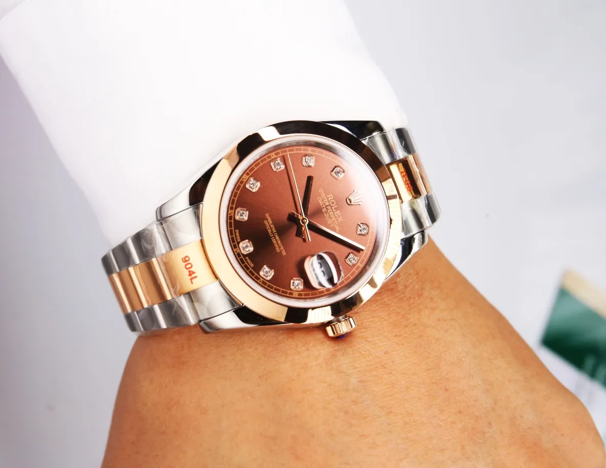 【High-end replica】💰1240! 【Customized all-in-one machine】💰1920! Taiwan factory makes strong comeback‼ ️‼ ️Outstanding work - Rolex Oyster Perpetual Datejust 41mm series watch, timeless elegance! Factory code: M126338... The 6-digit internal code is consistent with the card, and the entire set must be completed for return or exchange! [Oyster case, symbol of waterproofing] The diameter of the watch is 41mm, the thickness is consistent with the original, and the data is consistent with the genuine product 1. Classic Oyster case with triangular grooved outer ring 2. The handle adopts a screw-in design to restore the double buckle double waterproof system 3. Mirror material - anti-scratch blue crystal glass, anti-reflective convex magnification (2.5 times) calendar window [Strap details] Different watches are matched with different steel straps 1. Commemorative strap Jubilee Bracelet (five-bead belt) Material: stainless steel, commemorative type, five-row link 2. Oyster bracelet Oyster Bracelet (3-bead belt). Material: Stainless steel, head-shaped, semi-circular three-row link 3. Buckle type Folding buckle, concealed folding crown buckle [Movement] Using the exquisite and stable imported 9015 all-in-one mechanical movement, it is stable and simple, reserved, showy but not flattering, and long-lasting elegance! (Extreme reproduction requirements create high quality, playing with more than just concepts!) (Focus on original new machines) Focus is an attitude, produced by JH! The pictures were taken with a customized all-in-one machine!
