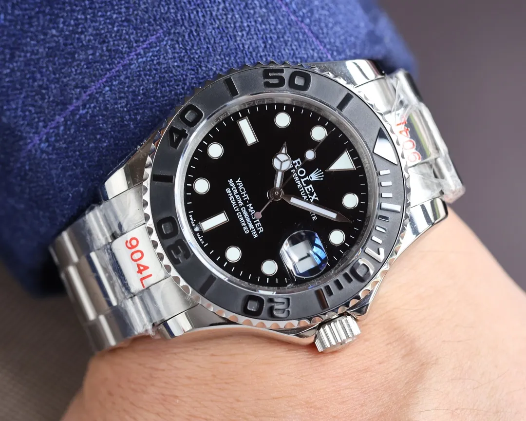 【High-end replica】💰1160! Rolex yachts are equipped with imported Japanese Citizen 8215 mechanical movement. [Material] Two-way rotating 60-minute scale outer ring with all-black genuine "ceramic" ring. Fine workmanship and smooth rotation. [Case] 40mm [Dial] The function dial font and the dial logo are superimposed and printed using a superimposed printing process. When viewed from the side, there will be a slight bulge. The background texture of the disk has been filtered and corrected countless times to ensure that it is 100% consistent with the original. The Rolex metal LOGO on it is molded separately, and it can be compared to the original in terms of three-dimensionality and roundness. Easy-to-read Chroma light luminous display with long-lasting luminous material [Watch mirror] Anti-scratch sapphire crystal glass, double anti-reflective small window convex lens to magnify the calendar (first launch of blue light plating technology). (Six-digit Rolex’s unique anti-counterfeiting mark) [Buckle] Made of imported 316S molten slurry shell case polished with 1:1 parts. The inner side of the sand is corroded by the Rolex steel seal. The external watch buckle safety ring is exactly the same as the original one. Top-notch product. High-quality products.
