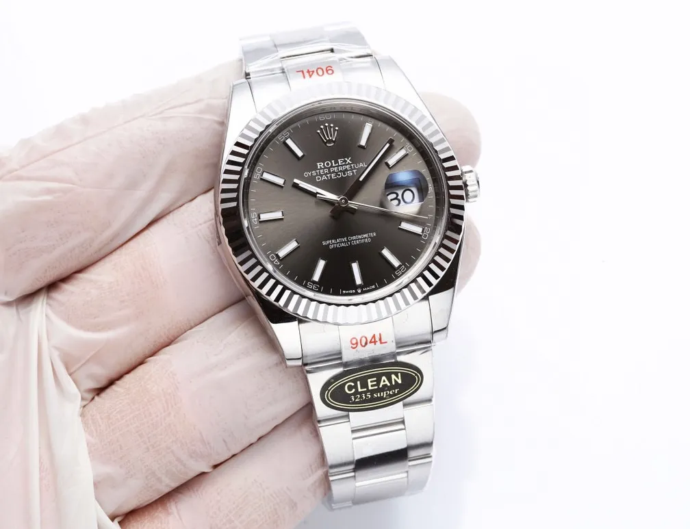 【High-end replica】💰1160! 【Customized all-in-one machine】💰1720! 【Top Replica】💰Private chat! Rolex Datejust watch series 41mm 1: The movement adopts Swiss 3235 movement. 2: In terms of material, the overall material is made of 904 steel. The curvature of the side of the case is polished in place, and the thickness of the side is consistent with the original. 3: Classic dog tooth collar. The platinum (electroplated) ring presents a radiant light effect that is extremely close to the original version, and the triangular pit pattern is clean and neat. 4: The watch mirror is made of real sapphire mirror, which increases the transparency of the watch. At the same time, it has been treated with anti-glare technology, making it very convenient to read watch data and has high hardness. 5: The only synchronous original thickness in the market is 11.5mm. This picture was taken in top reproduction quality!