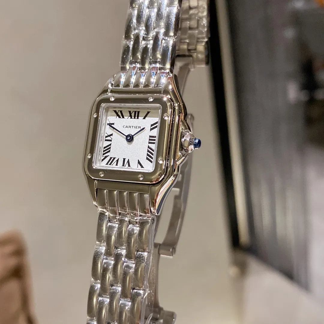 【Foreign trade import】💰920! Cartier Panthère de Cartier cheetah watch, gorgeous and unruly, is the aesthetic style conveyed by Panthère de Cartier cheetah. Its lines are smooth, charming, soft and docile on the wrist, as if dancing on the skin. The unique shape highlights a mature, elegant, confident and attractive female image. The case is one-piece, 27mm medium size, 22mm small size, equipped with original Swiss quartz movement, 316L stainless steel case, crown inlaid with a synthetic blue spinel, silver-plated dial, sword-shaped blue steel hands.