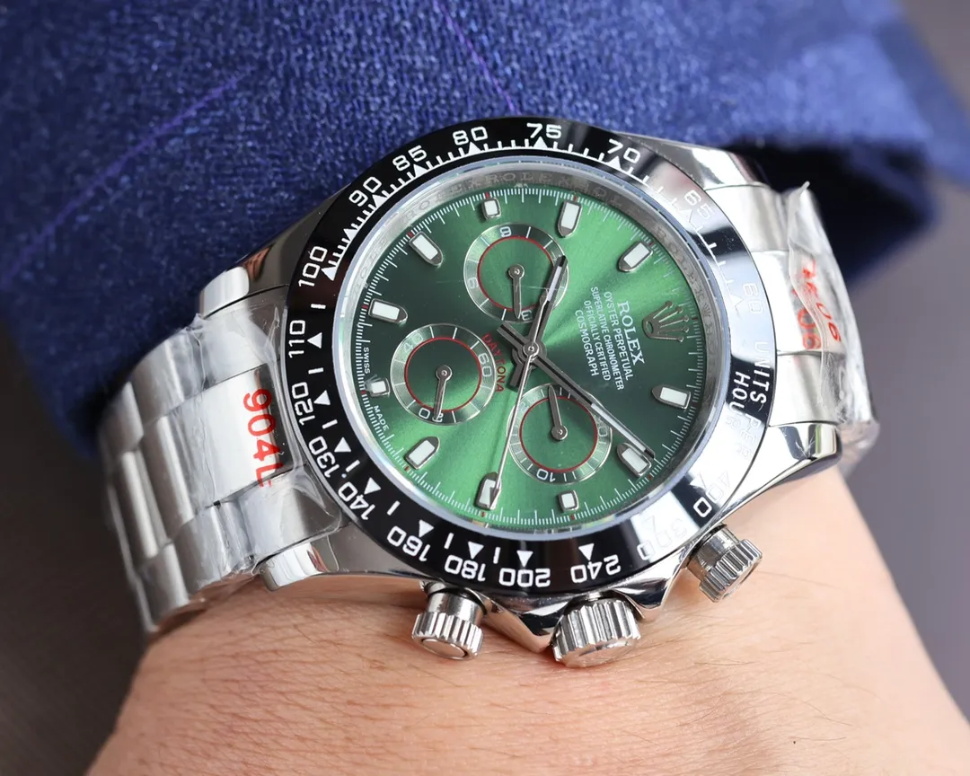 【High-end replica】💰1160! Rolex Daytona Series [Movement] Adopts the imported Japanese Citizen 8215 fully automatic mechanical movement [Case] ​​40mmX13mm deep black ceramic solid outer ring with speed scale (using real ceramic technology, non-scratchable, never faded, texture consistent with the original) [Dial] The function dial font and the dial logo are superimposed on the printing process, and there will be a slight bulge when viewed from the side. The background texture of the disk has been filtered and corrected countless times to ensure that it is 100% consistent with the original. The Rolex metal LOGO on it is separately molded, and it can be compared to the original in terms of three-dimensionality and roundness. The easy-to-read Chroma light luminous display is equipped with long-lasting luminous material. [Mirror] Flat sapphire crystal glass is scratch-resistant, and the effect will never be ghosted, consistent with the original product. (Six-digit Rolex's unique anti-counterfeiting mark, small crown) [Buckle] Made of imported 316 steel and polished from 1:1 parts. The inner side of the brush has a corroded Rolex steel seal and an external buckle safety ring that is exactly the same as the original one.