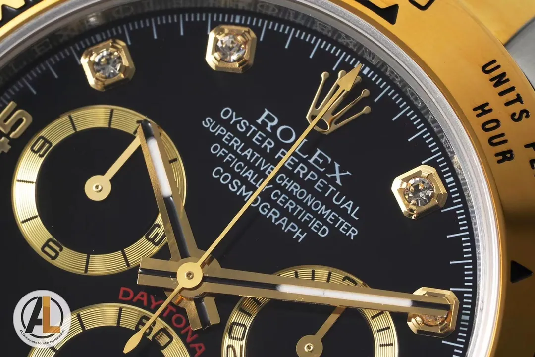 【Top Replica】💰3700! Rolex Cosmograph Daytona. Challenging all versions on the market, it took three years of research and development to create a case that is exactly the same as the original. 1⃣️The absolute ultimate ultra-thin thickness of 12.4MM (no difference from the official authentic 12.4MM thickness). 2⃣️While improving stability, the exclusive customized Swiss 4130 movement is perfectly embedded in the watch case to achieve universal case accessories with genuine products. 3⃣️The authentic ceramic ring mouth of the same style provides the strongest quality assurance through PVD coating technology. 4⃣️The text has zero color difference from the original, restoring the classic black and panda color dial, the scales and hands are deeply polished, no frizzy and flawless. 5⃣️Advantages: The needles are all made of super luminous light, the radian of the literal nail is the same as the original one, and the logo is engraved on the bottom of the ceramic ring.          6⃣️(The font on the ceramic ring is the same as the original) The raised mirror glass is a feature of Daytona. Consistent with the original, the strap and case are made of 904L stainless steel)