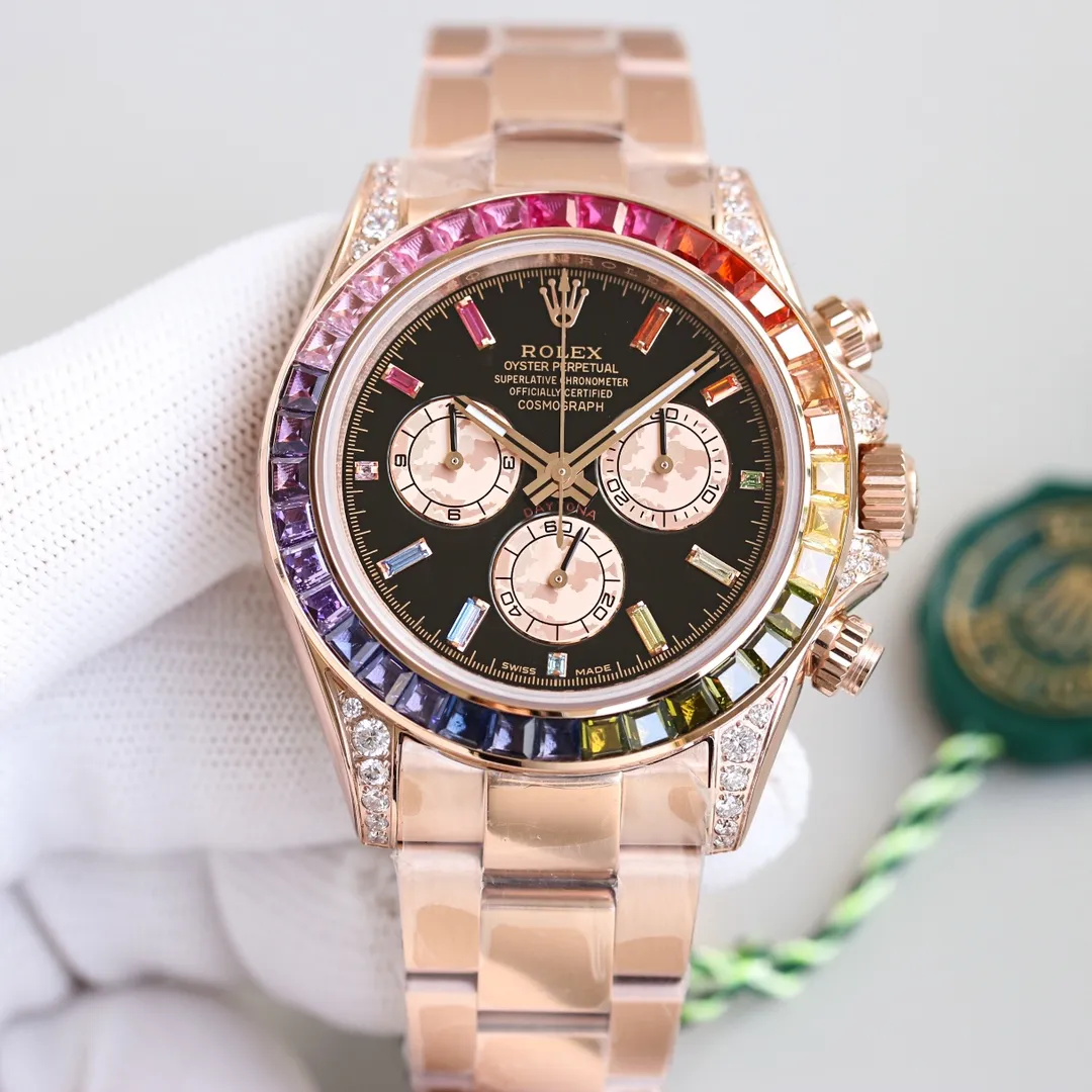 【Top replica】💰4500! Rolex Daytona Rainbow! "The late rainbow slants, the sun fills the sky, and half of the mountains and rivers are stained by rain." The pure black dial is like a dusk background, which highlights the colorful rainbow scales on the dial and outer ring, while the diamonds on the lugs and shoulder guards are like raindrops, with a shiny and translucent texture. Compared with the first generation, this year’s new Rainbow Di has three main shell changes, namely dial scale, pointer color and case material! In the second generation, Rolex removed the large square diamond scales and replaced them with bar-shaped gemstone scales. What’s even more valuable is that the arrangement of these gemstone scales also shows a gradient effect, and corresponds one-to-one with the color of the gradient gemstones on the outer ring. The "Second Generation Rainbow Daytona" watch case and strap are made of 316L fine steel and polished. Each case is fully CNC processed with all details, and then polished and inspected manually. The workmanship is fine, and the ring angle, gem size, quantity, color and professional The counter has the same rainbow gradient effect. The literal K movement adopts 7750. The thickness is 13m. The timing function is synchronized with the counter. The strap is equipped with an Oyster safety buckle to prevent accidental opening. This elegant solid link strap is comfortable to wear and very easy to operate! The biggest feature of this watch is the colorful gems on the bezel and the twelve colored diamond scales on the face. The color gradient effect corresponds one to one. These gems shine with red, orange, yellow, green, blue, purple and other colorful colors, just like adding graceful and varied colors. Rolex carefully selected exquisite and exquisite gems, and combined them together to give the watch a strange brilliance.