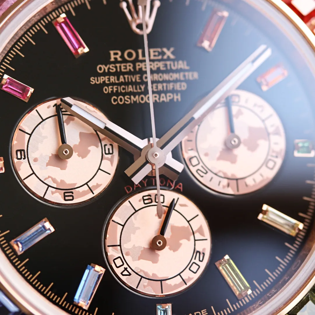 【Top replica】💰4500! Rolex Daytona Rainbow! "The late rainbow slants, the sun fills the sky, and half of the mountains and rivers are stained by rain." The pure black dial is like a dusk background, which highlights the colorful rainbow scales on the dial and outer ring, while the diamonds on the lugs and shoulder guards are like raindrops, with a shiny and translucent texture. Compared with the first generation, this year’s new Rainbow Di has three main shell changes, namely dial scale, pointer color and case material! In the second generation, Rolex removed the large square diamond scales and replaced them with bar-shaped gemstone scales. What’s even more valuable is that the arrangement of these gemstone scales also shows a gradient effect, and corresponds one-to-one with the color of the gradient gemstones on the outer ring. The "Second Generation Rainbow Daytona" watch case and strap are made of 316L fine steel and polished. Each case is fully CNC processed with all details, and then polished and inspected manually. The workmanship is fine, and the ring angle, gem size, quantity, color and professional The counter has the same rainbow gradient effect. The literal K movement adopts 7750. The thickness is 13m. The timing function is synchronized with the counter. The strap is equipped with an Oyster safety buckle to prevent accidental opening. This elegant solid link strap is comfortable to wear and very easy to operate! The biggest feature of this watch is the colorful gems on the bezel and the twelve colored diamond scales on the face. The color gradient effect corresponds one to one. These gems shine with red, orange, yellow, green, blue, purple and other colorful colors, just like adding graceful and varied colors. Rolex carefully selected exquisite and exquisite gems, and combined them together to give the watch a strange brilliance.