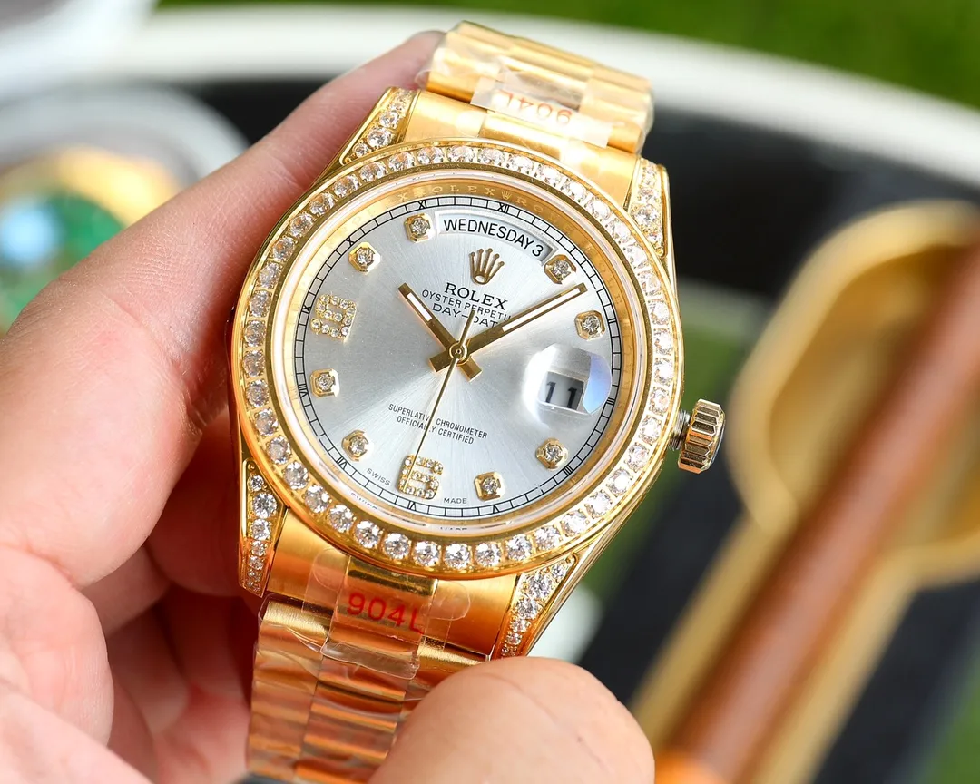 【Top replica】💰3300! Rolex Datejust Day-Date 🈵️Tianxing classic series, diameter 41mm, thickness 12mm [Movement] Imported Swiss 2836 movement, all movements are strictly debugged before leaving the factory to ensure accurate travel time, stable performance, and zero repairs [Dial Literally】Using top-grade Swarovski diamonds and hand-inlaid craftsmanship, it is designed with the concept of excellence [Case Buckle] The top-grade 904L stainless steel case is paired with a 904L stainless steel strap/original safety buckle, and the inside of the buckle is polished and etched with a steel seal! 2⃣️The watch strap is made of 904L Oyster steel. [Watch mirror] Anti-scratch sapphire crystal glass, anti-reflective convex magnified calendar window, pure water jet cutting! 💎Using the highest quality Swarovski diamonds and inlaying them by hand for several days, we promise that the diamonds will never fall out! Every exquisite detail is the work of sincerity and ingenuity developed by the top V3 factory. It is as unique as it looks on the outside! Welcome friends from all walks of life to taste it! ⚠️Please look for exclusive quality