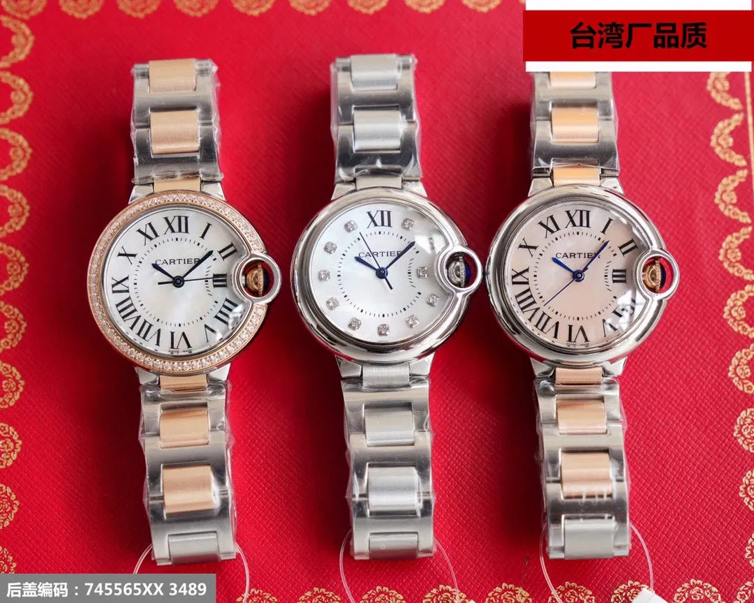 Taiwan factory blue balloon V12 version, 28-42 size combination picture, look for the bottom cover code 745565xx3489), this series of watches is famous for its delicate style and elegant style in the Cartier watchmaking industry. Of course, this watch must have such characteristics. The color of the stainless steel case makes the watch as light as a balloon, and the blue crown seems to have disobediently deviated from the original planned trajectory, like a playful couple. The Roman numerals on the dial look retro and deep, decorated with guilloche patterns and sword-shaped hands. The entire watch gives people a delicate and considerate feel. Isn’t this what couples need? Built-in: Japan's Citizen fully automatic machine, also with Swiss quartz, water drop (fish eye bubble) sapphire glass mirror, highly waterproof, burnt steel blue pointer color, curvature shape of the crown