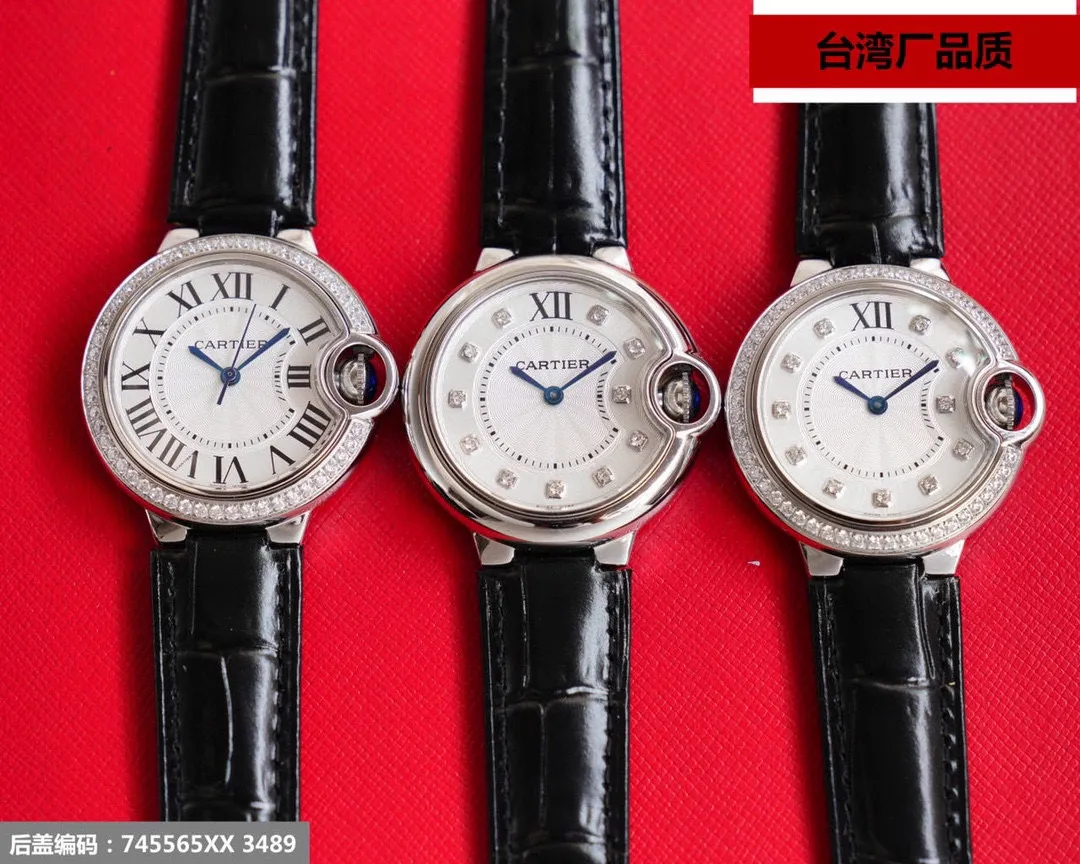 Taiwan factory blue balloon V12 version, 28-42 size combination picture, look for the bottom cover code 745565xx3489), this series of watches is famous for its delicate style and elegant style in the Cartier watchmaking industry. Of course, this watch must have such characteristics. The color of the stainless steel case makes the watch as light as a balloon, and the blue crown seems to have disobediently deviated from the original planned trajectory, like a playful couple. The Roman numerals on the dial look retro and deep, decorated with guilloche patterns and sword-shaped hands. The entire watch gives people a delicate and considerate feel. Isn’t this what couples need? Built-in: Japan's Citizen fully automatic machine, also with Swiss quartz, water drop (fish eye bubble) sapphire glass mirror, highly waterproof, burnt steel blue pointer color, curvature shape of the crown