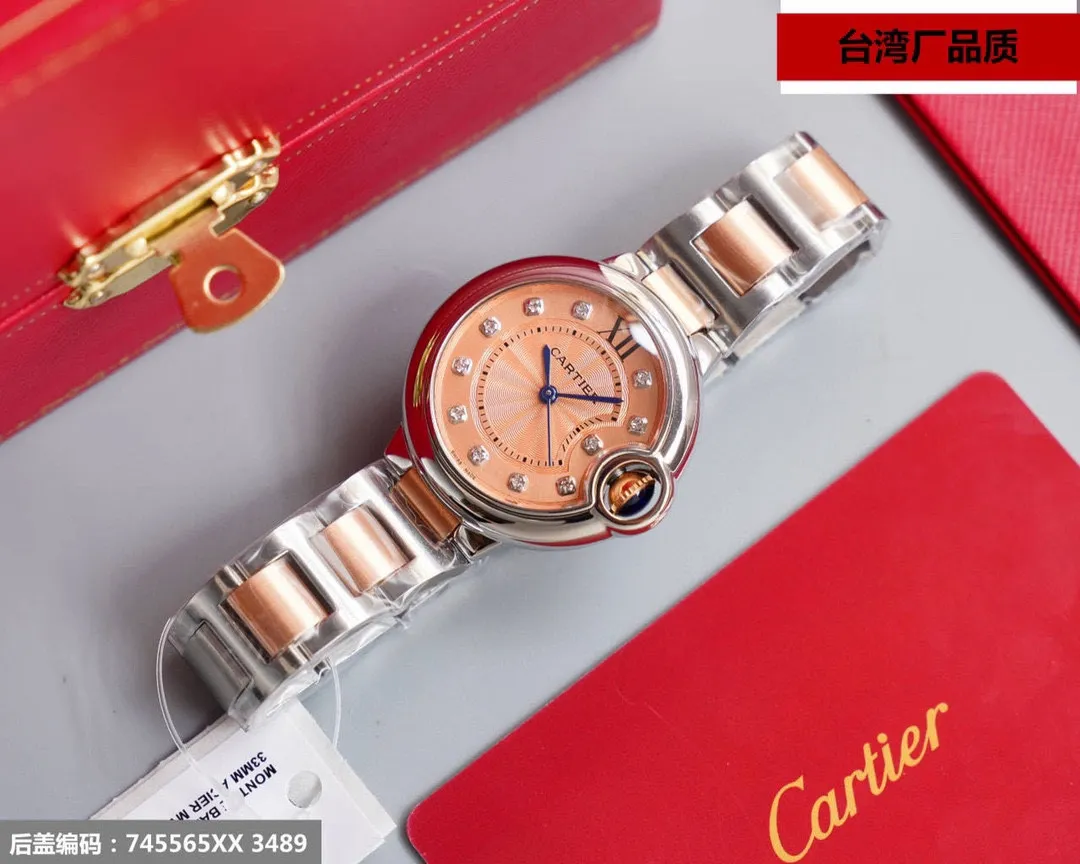 Taiwan factory blue balloon V12 version, 28-42 size combination picture, look for the bottom cover code 745565xx3489), this series of watches is famous for its delicate style and elegant style in the Cartier watchmaking industry. Of course, this watch must have such characteristics. The color of the stainless steel case makes the watch as light as a balloon, and the blue crown seems to have disobediently deviated from the original planned trajectory, like a playful couple. The Roman numerals on the dial look retro and deep, decorated with guilloche patterns and sword-shaped hands. The entire watch gives people a delicate and considerate feel. Isn’t this what couples need? Built-in: Japan's Citizen fully automatic machine, also with Swiss quartz, water drop (fish eye bubble) sapphire glass mirror, highly waterproof, burnt steel blue pointer color, curvature shape of the crown