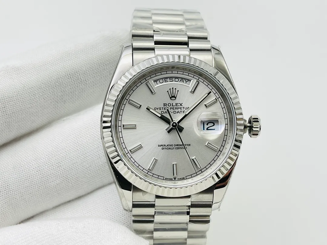【High-end replica】💰1300! 【Customized all-in-one machine】💰1900! 【Top Replica】💰Private chat! Rolex DAY-DATE weekly diary series! Diameter 40, 36 mm, details: 1⃣️Perfect big day-small calendar disk, super luminous needle, double-bright sapphire glass, the watch case is made of fine steel and uses real K gold plating to solve the problem of darkening and fading of gold watches! 2⃣️ Equipped with 2836 movement machinery, zero repairs! 3⃣️[Watch strap] Head-shaped three-lattice arched link, the head piece is assembled in five pieces, the buckle engraving details are more in place, and the overall details are more delicate and comfortable! 4⃣️What’s more worth mentioning is that this updated version has solved the problem of three-dimensionality of the 12 o’clock Rolex Crown LOGO that has not been solved in previous versions. The literal printing three-dimensionality and the scale stone have abandoned the previous zircon and used Swarovski artificial crystal diamonds. No matter the cost, they only strive for perfection. It can be said that it is extremely attentive and perfectly demonstrates the spirit of craftsmanship. DR Factory redefines the highest quality Rolex, allowing you to buy it once and for all!