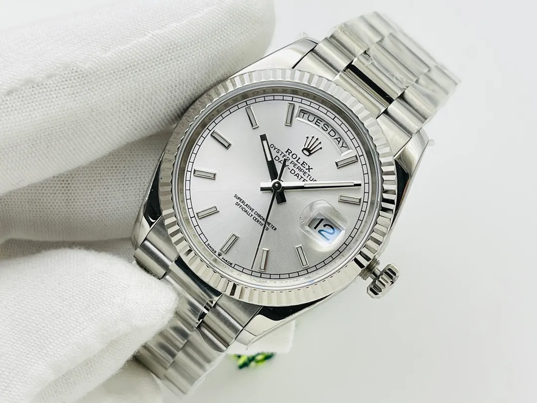 【High-end replica】💰1300! 【Customized all-in-one machine】💰1900! 【Top Replica】💰Private chat! Rolex DAY-DATE weekly diary series! Diameter 40, 36 mm, details: 1⃣️Perfect big day-small calendar disk, super luminous needle, double-bright sapphire glass, the watch case is made of fine steel and uses real K gold plating to solve the problem of darkening and fading of gold watches! 2⃣️ Equipped with 2836 movement machinery, zero repairs! 3⃣️[Watch strap] Head-shaped three-lattice arched link, the head piece is assembled in five pieces, the buckle engraving details are more in place, and the overall details are more delicate and comfortable! 4⃣️What’s more worth mentioning is that this updated version has solved the problem of three-dimensionality of the 12 o’clock Rolex Crown LOGO that has not been solved in previous versions. The literal printing three-dimensionality and the scale stone have abandoned the previous zircon and used Swarovski artificial crystal diamonds. No matter the cost, they only strive for perfection. It can be said that it is extremely attentive and perfectly demonstrates the spirit of craftsmanship. DR Factory redefines the highest quality Rolex, allowing you to buy it once and for all!