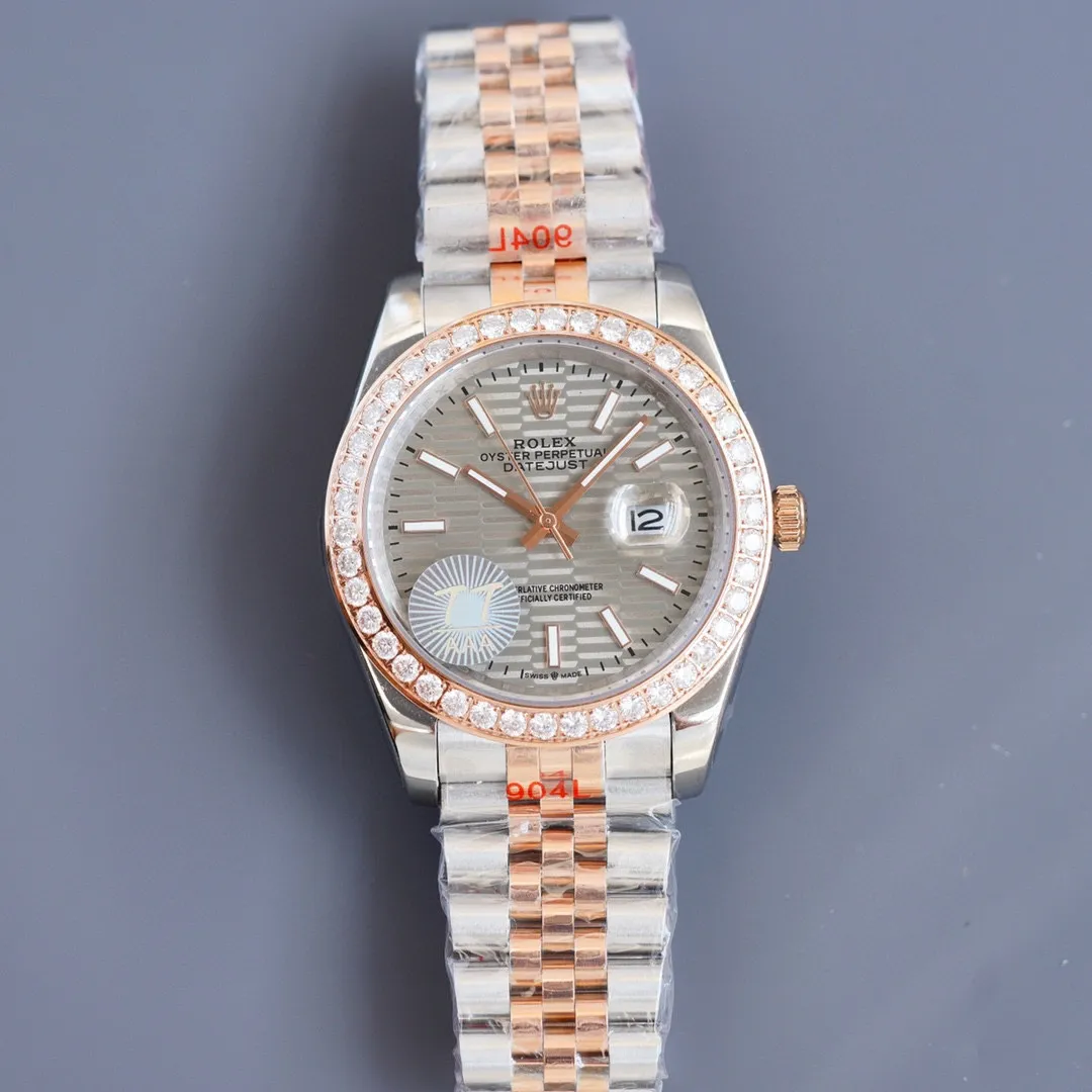 【Customized all-in-one machine】💰1920! Rolex Datejust series movement: 100% pure new machine imported from Japan (9015 all-in-one machine movement) designed to have a service life of 15 years. Quality control: Every watch is strictly inspected by QC staff and shipped after proofreading (buy with confidence) Case material: 316L stainless steel CNC engraving Ultra-precision Waterproof depth 150 meters (comparable to counters) Lettering: first use Original three-dimensional "diamond" nail lettering ⚠️⚠️ Figure 5⃣️ is the exclusive built-in details Exclusive packaging bag Please pay attention to the details ⚠️⚠️ Table diameter: 41MM Thickness 11MM Product grade: Super A Glass: wear-resistant sapphire mirror, coated with multiple layers of anti-reflective coating Steel buckle: double folding safety clasp and push-type opening device (consistent with genuine products) Strap: genuine 316L steel after cutting process, polished parts and then hand-assembled, 360 degrees, no dead ends, 0 scratches, no scratches. The real thing is exquisite, heavy, sturdy and durable. The real thing is absolutely amazing when you get it. (The protective film is consistent with the original one) Every watch⌚️ is shipped with unified packaging. Please ensure exclusive quality📷📷