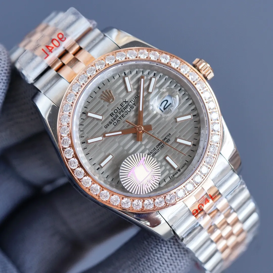 【Customized all-in-one machine】💰1920! Rolex Datejust series movement: 100% pure new machine imported from Japan (9015 all-in-one machine movement) designed to have a service life of 15 years. Quality control: Every watch is strictly inspected by QC staff and shipped after proofreading (buy with confidence) Case material: 316L stainless steel CNC engraving Ultra-precision Waterproof depth 150 meters (comparable to counters) Lettering: first use Original three-dimensional "diamond" nail lettering ⚠️⚠️ Figure 5⃣️ is the exclusive built-in details Exclusive packaging bag Please pay attention to the details ⚠️⚠️ Table diameter: 41MM Thickness 11MM Product grade: Super A Glass: wear-resistant sapphire mirror, coated with multiple layers of anti-reflective coating Steel buckle: double folding safety clasp and push-type opening device (consistent with genuine products) Strap: genuine 316L steel after cutting process, polished parts and then hand-assembled, 360 degrees, no dead ends, 0 scratches, no scratches. The real thing is exquisite, heavy, sturdy and durable. The real thing is absolutely amazing when you get it. (The protective film is consistent with the original one) Every watch⌚️ is shipped with unified packaging. Please ensure exclusive quality📷📷