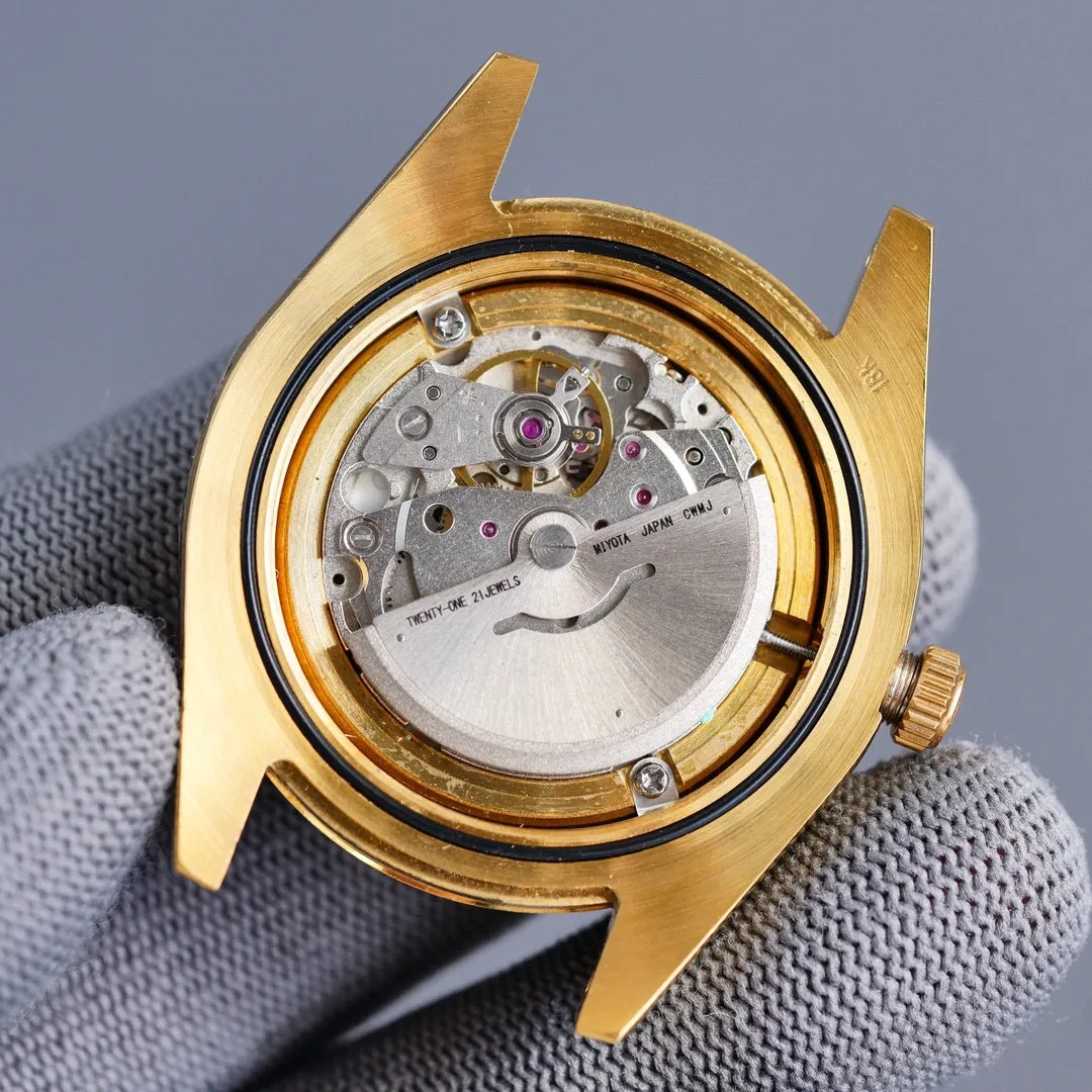 【Customized all-in-one machine】💰1920! Rolex Datejust series movement: 100% pure new machine imported from Japan (9015 all-in-one machine movement) designed to have a service life of 15 years. Quality control: Every watch is strictly inspected by QC staff and shipped after proofreading (buy with confidence) Case material: 316L stainless steel CNC engraving Ultra-precision Waterproof depth 150 meters (comparable to counters) Lettering: first use Original three-dimensional "diamond" nail lettering ⚠️⚠️ Figure 5⃣️ is the exclusive built-in details Exclusive packaging bag Please pay attention to the details ⚠️⚠️ Table diameter: 41MM Thickness 11MM Product grade: Super A Glass: wear-resistant sapphire mirror, coated with multiple layers of anti-reflective coating Steel buckle: double folding safety clasp and push-type opening device (consistent with genuine products) Strap: genuine 316L steel after cutting process, polished parts and then hand-assembled, 360 degrees, no dead ends, 0 scratches, no scratches. The real thing is exquisite, heavy, sturdy and durable. The real thing is absolutely amazing when you get it. (The protective film is consistent with the original one) Every watch⌚️ is shipped with unified packaging. Please ensure exclusive quality📷📷