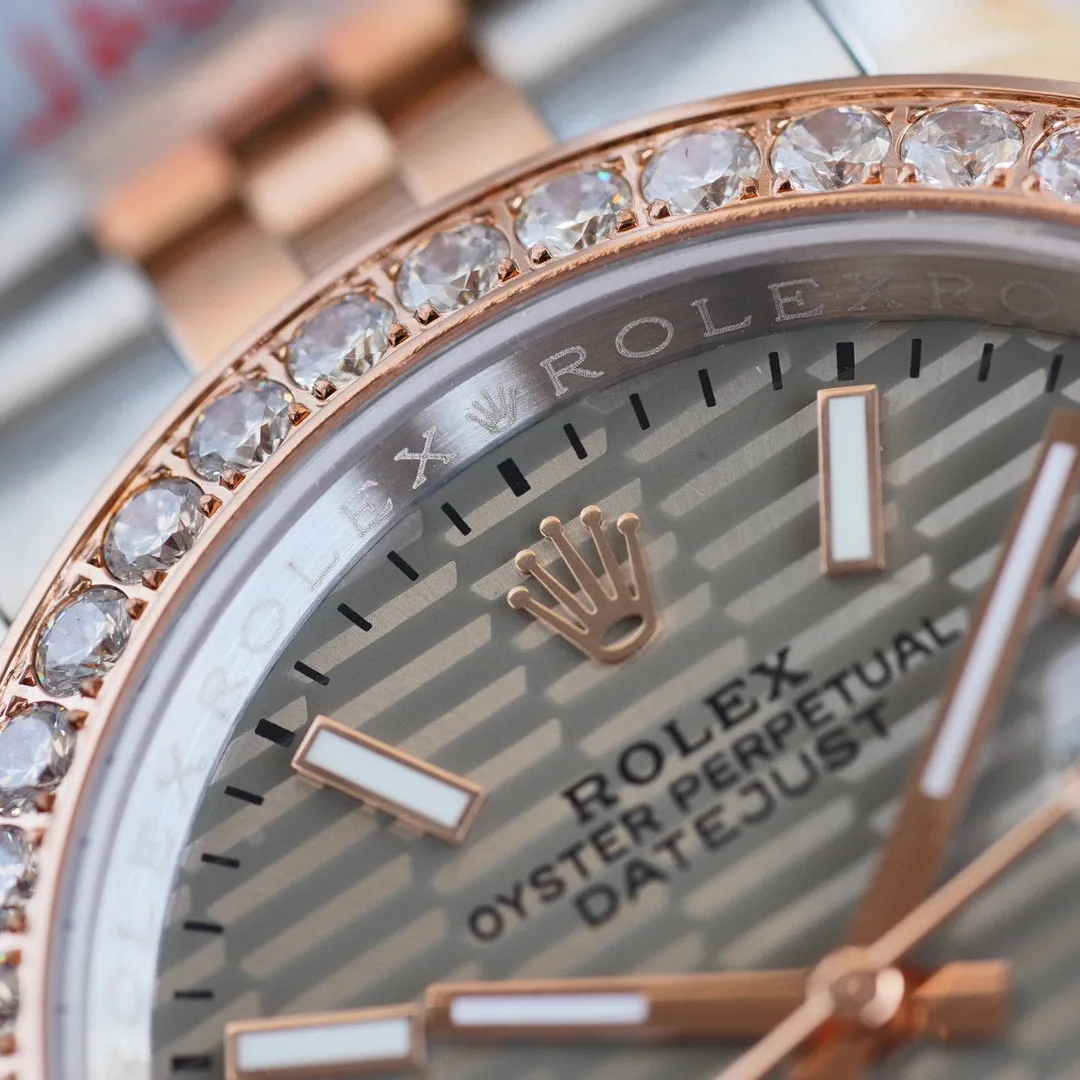 【Customized all-in-one machine】💰1920! Rolex Datejust series movement: 100% pure new machine imported from Japan (9015 all-in-one machine movement) designed to have a service life of 15 years. Quality control: Every watch is strictly inspected by QC staff and shipped after proofreading (buy with confidence) Case material: 316L stainless steel CNC engraving Ultra-precision Waterproof depth 150 meters (comparable to counters) Lettering: first use Original three-dimensional "diamond" nail lettering ⚠️⚠️ Figure 5⃣️ is the exclusive built-in details Exclusive packaging bag Please pay attention to the details ⚠️⚠️ Table diameter: 41MM Thickness 11MM Product grade: Super A Glass: wear-resistant sapphire mirror, coated with multiple layers of anti-reflective coating Steel buckle: double folding safety clasp and push-type opening device (consistent with genuine products) Strap: genuine 316L steel after cutting process, polished parts and then hand-assembled, 360 degrees, no dead ends, 0 scratches, no scratches. The real thing is exquisite, heavy, sturdy and durable. The real thing is absolutely amazing when you get it. (The protective film is consistent with the original one) Every watch⌚️ is shipped with unified packaging. Please ensure exclusive quality📷📷