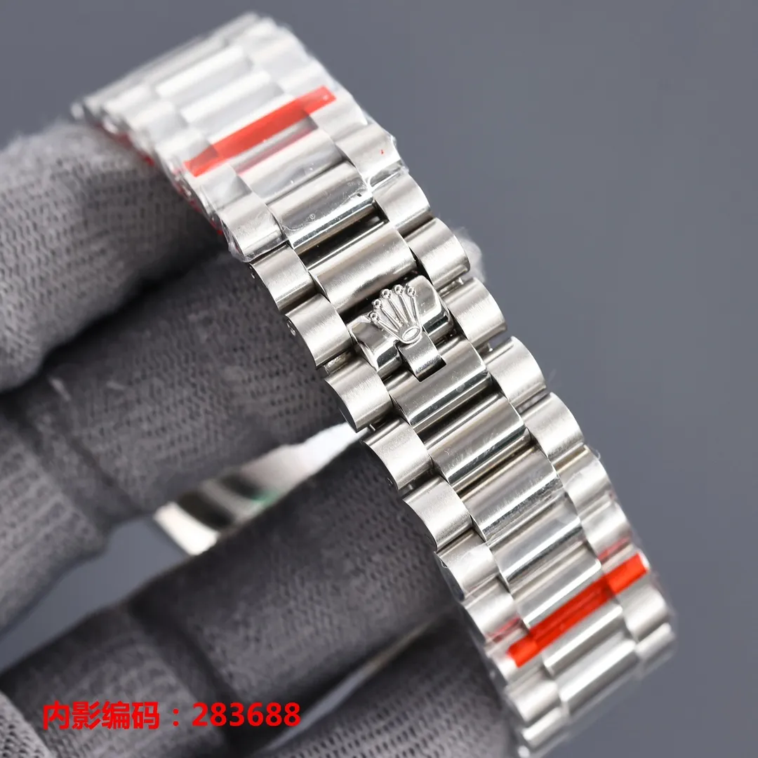【Top replica】💰1920! New Rolex three-in-one exclusive customization: hangtag, card, barcode number consistent 🔥Matched with new Citizen 9015 movement 🔥Dual-calendar weekday date series ⚠️Built-in solid steel inner cover Citizen unified standard double-headed watch strap ⚠️ (check for exclusive details) The most cost-effective "high version" Workmanship upgrade: 1⃣️ Using 316L finely cultivated case "Fitness" original grade (waterproof to a depth of 200 meters) 2⃣️ The link between the strap and the case reaches the highest standard in the industry "flush docking" (different from the ordinary version, uneven and scratchy) 3⃣️ Noise reduction, shock-absorbing inner cover 4⃣️ Full watch original protective film Configuration parameters: Brand: Rolex (new face) Series: Day-date series m228239-0033 Movement: Imported from Japan One hundred percent new machine (model 9015) is designed to have a service life of 10 years. (Exclusive steel inner cover movement) Quality control: Every watch product is strictly inspected by Tt factory and shipped after proofreading (buy with confidence) Case material: 316L fine steel CNC engraving Ultra-precision Waterproof depth 200 meters (matching counter) Lettering: Tt factory uses it for the first time Original three-dimensional "drill" nail lettering ⚠️⚠️Figure 5⃣️ is the exclusive built-in details of Tt factory Exclusive packaging bag Please pay attention to the details ⚠️⚠️ Table diameter: 41MM Thickness 11MM Product grade: Super A Glass: wear-resistant sapphire crystal mirror, coated with multiple layers of anti-reflective coating Steel buckle: double folding safety clasp and push-type opening device (consistent with genuine products) Strap: genuine 316L steel after cutting process, polished parts and then hand-assembled, 360 degrees, no dead angle, 0 scratches, no scratches. The real thing is exquisite, heavy, sturdy and durable. The real thing is absolutely amazing when you get it. (The protective film is consistent with the original) Every watch⌚️ is shipped with unified packaging from Tt factory. Please ensure exclusive quality📷📷