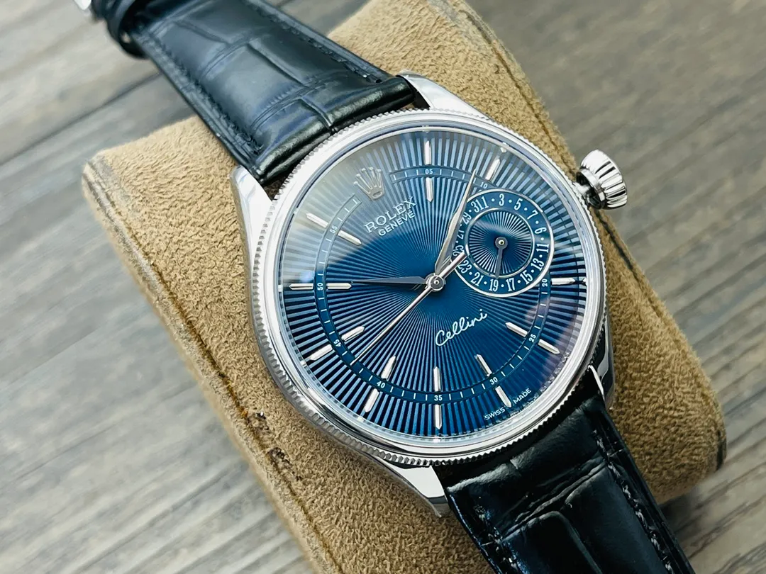 【Top replica】💰3300! Rolex Cellini Date! Coming strong! [Size] 39 mm, thickness 11.5 mm! [Movement] Equipped with a customized version of Rolex 3165 integrated movement, the large three-hand and small-hand calendar function are the same as the original version! [Case] ​​316L fine steel, top-grade thick gold plating + anti-oxidation protection, restoring the essence! [Literal] Manufacturing process of carving wavy bottom, the texture is super three-dimensional! [Pointer] Original top-notch flower batch craftsmanship! [Mirror] Sapphire glass crystal mirror! [Strap + Button] A soft American-like cowhide leather strap with clear knots and top-notch full hemming technology. It is the same as the original pin buckle for easy use! 2024's ingenious masterpiece creates an authentic experience and brings you a different authentic feeling. Welcome all watch friends to taste it!