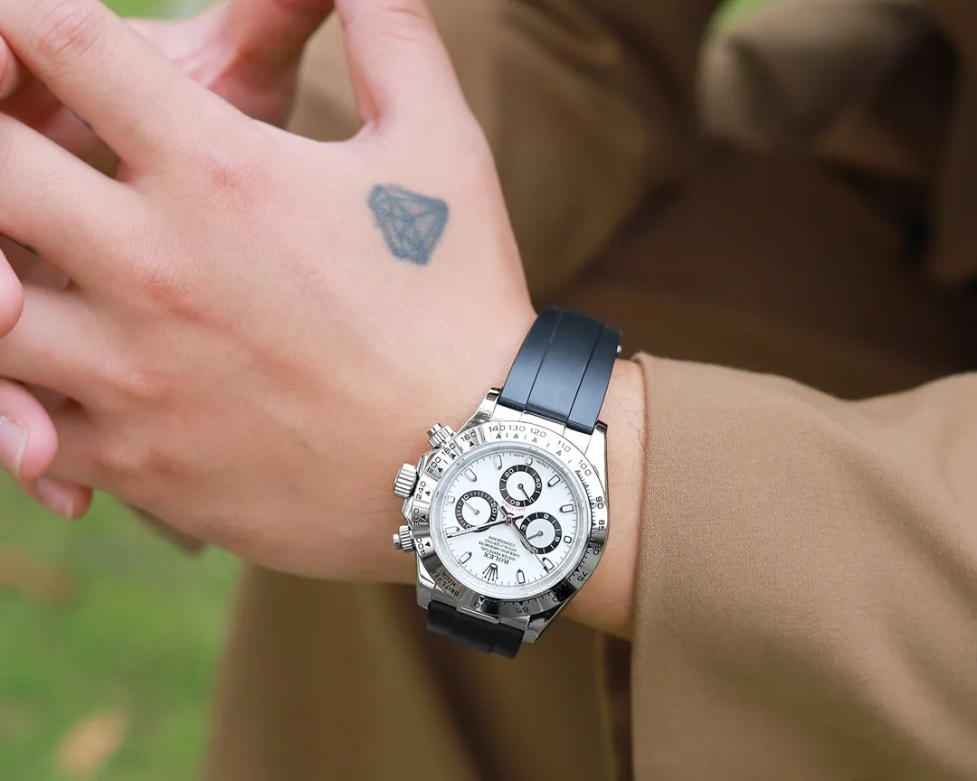 【Foreign Trade Import】💰1720! Rolex Daytona Series [Movement] A customized three-eye enlarged version of the fully automatic mechanical movement is used to ensure that the distance between the three function dials is consistent with the genuine product. [Case] ​​40mmX13mm deep black ceramic solid outer ring with tachymeter scale (made of real ceramic technology, non-scratchable, never faded, texture consistent with the genuine product) [Dial] Function dial fonts and dial logos are superimposed and printed using a superimposed printing process. There will be a slight bulge when viewed from the side. The background texture of the disk has been filtered and corrected countless times to ensure that it is 100% consistent with the original. The Rolex metal LOGO on it is separately molded, and it can be compared to the original in terms of three-dimensionality and roundness. The easy-to-read Chroma light luminous display is equipped with long-lasting luminous material. [Mirror] Flat sapphire crystal glass is scratch-resistant, and the effect will never be ghosted, consistent with the original product. ⚠️⚠️ (Six-digit Rolex's unique anti-counterfeiting mark, small crown👑) [Buckle] Made of imported 316 steel and polished from 1:1 parts. The inner side is sanded and corroded by the Rolex steel seal. The external buckle safety ring is exactly the same as the original one. ⌚️⌚️ Produced by Tt Factory, perfect in every detail.