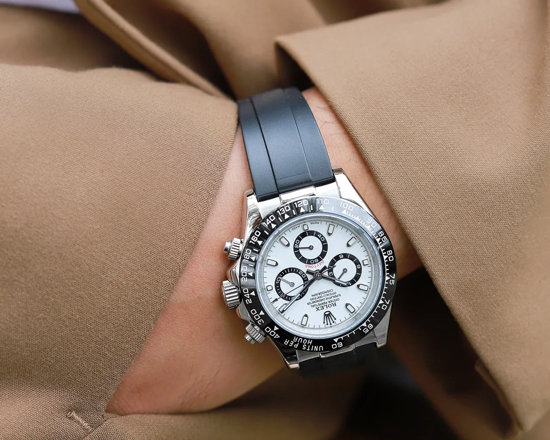 【Foreign Trade Import】💰1720! Rolex Daytona Series [Movement] A customized three-eye enlarged version of the fully automatic mechanical movement is used to ensure that the distance between the three function dials is consistent with the genuine product. [Case] ​​40mmX13mm deep black ceramic solid outer ring with tachymeter scale (made of real ceramic technology, non-scratchable, never faded, texture consistent with the genuine product) [Dial] Function dial fonts and dial logos are superimposed and printed using a superimposed printing process. There will be a slight bulge when viewed from the side. The background texture of the disk has been filtered and corrected countless times to ensure that it is 100% consistent with the original. The Rolex metal LOGO on it is separately molded, and it can be compared to the original in terms of three-dimensionality and roundness. The easy-to-read Chroma light luminous display is equipped with long-lasting luminous material. [Mirror] Flat sapphire crystal glass is scratch-resistant, and the effect will never be ghosted, consistent with the original product. ⚠️⚠️ (Six-digit Rolex's unique anti-counterfeiting mark, small crown👑) [Buckle] Made of imported 316 steel and polished from 1:1 parts. The inner side is sanded and corroded by the Rolex steel seal. The external buckle safety ring is exactly the same as the original one. ⌚️⌚️ Produced by Tt Factory, perfect in every detail.