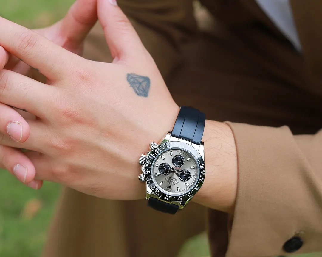 【Foreign Trade Import】💰1720! Rolex Daytona Series [Movement] A customized three-eye enlarged version of the fully automatic mechanical movement is used to ensure that the distance between the three function dials is consistent with the genuine product. [Case] ​​40mmX13mm deep black ceramic solid outer ring with tachymeter scale (made of real ceramic technology, non-scratchable, never faded, texture consistent with the genuine product) [Dial] Function dial fonts and dial logos are superimposed and printed using a superimposed printing process. There will be a slight bulge when viewed from the side. The background texture of the disk has been filtered and corrected countless times to ensure that it is 100% consistent with the original. The Rolex metal LOGO on it is separately molded, and it can be compared to the original in terms of three-dimensionality and roundness. The easy-to-read Chroma light luminous display is equipped with long-lasting luminous material. [Mirror] Flat sapphire crystal glass is scratch-resistant, and the effect will never be ghosted, consistent with the original product. ⚠️⚠️ (Six-digit Rolex's unique anti-counterfeiting mark, small crown👑) [Buckle] Made of imported 316 steel and polished from 1:1 parts. The inner side is sanded and corroded by the Rolex steel seal. The external buckle safety ring is exactly the same as the original one. ⌚️⌚️ Produced by Tt Factory, perfect in every detail.