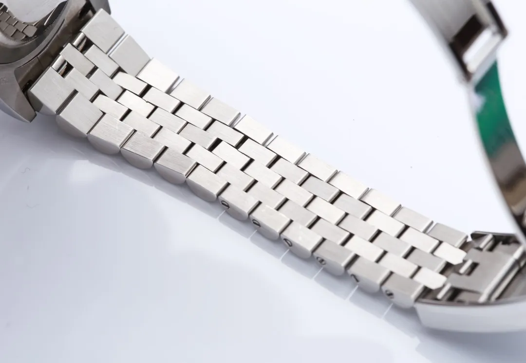 【Customized all-in-one machine】💰1920! 【Top replica】💰3300! High-end goods, one card, one code (returns and exchanges require all cards) ⌚️Rolex Datejust 41 series ①Exclusively customized 2836 movement, kinetic energy storage up to 48 hours, stable and reliable quality; ②Case: size and thickness are almost the same as the original, 904 steel ③Line: polished nails, top-notch Swiss ice blue luminous, fine shading, color matching; ④Glass: sapphire glass with 2.5x magnifying glass effect, the glass is transparent; ⑤Strap: One-to-one restoration, the strap can be interchanged with the genuine product; Produced by a large factory, it must be high-quality. Model: m126333-m123331-126334 Focus is an attitude, produced by JH!