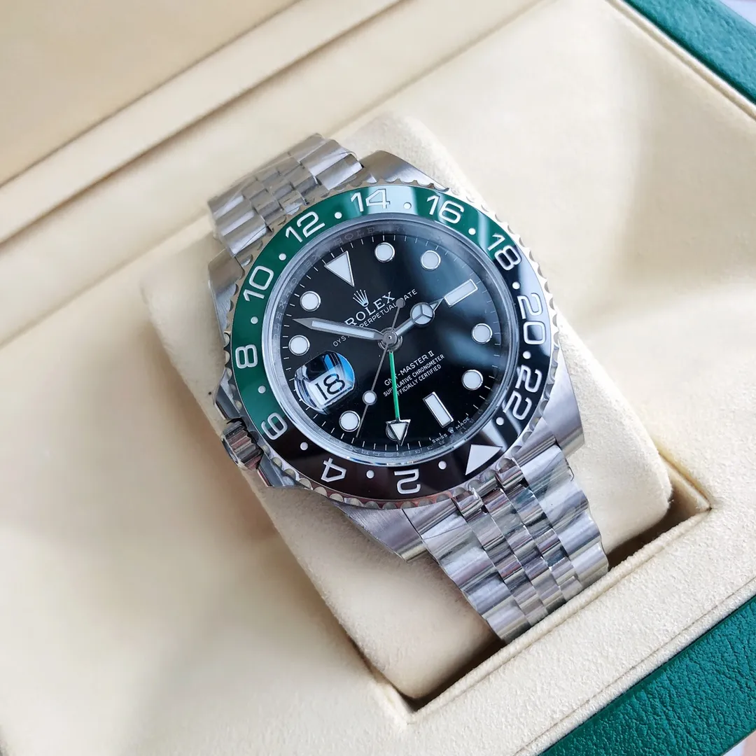 【High-end replica】💰1240! 【Customized all-in-one machine】💰1720! Rolex GMT-Master, the latest model on the official website [New products are on the shelves, unstoppable] You know, there are not many in stock ♛ Rolex, top-notch products, the latest model, new product, Sprite, left-hander, "new mileage" breaks through boundaries and advances in fashion, 2022 GMT-Master GMT, black and green ceramic ring, shocking launch The steel is made of authentic imported 904L raw materials, forged and polished, and other processes. It adheres to the promise not to mix ordinary steel with fish. It is also equipped with the original 3186/2836 fully automatic mechanical movement. It has accurate and stable travel time, professional testing and inspection, and zero repairs! It is reflected in the following: 1: The same GMT dual time zone hand as the original version is on the second layer above the bottom hour hand. The order from bottom to top is: hour hand - dual time zone hand - minute - second. 2: Same as the original version, you can adjust the calendar function by debugging the hour hand jump quickly. 3: Diameter: 40mm special anti-scratch sapphire mirror, "the luminous dial is platinum electroplated," more beautiful and high-quality, super luminous effect display, almost the same as the original, a real king that breaks through technical barriers and synchronizes the original handle crown vertically upward, with excellent waterproof performance! Welcome to reprint!