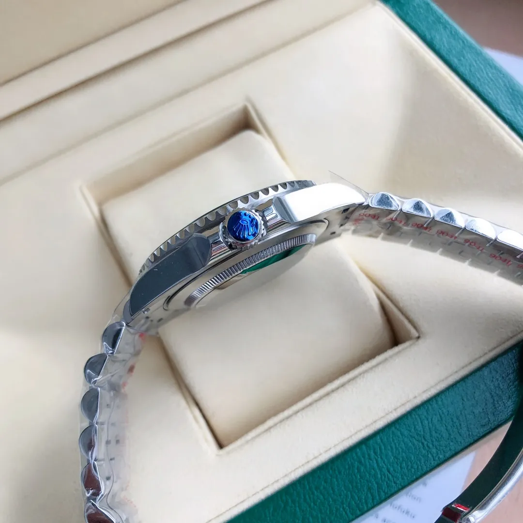 【High-end replica】💰1240! 【Customized all-in-one machine】💰1720! Rolex GMT-Master, the latest model on the official website [New products are on the shelves, unstoppable] You know, there are not many in stock ♛ Rolex, top-notch products, the latest model, new product, Sprite, left-hander, "new mileage" breaks through boundaries and advances in fashion, 2022 GMT-Master GMT, black and green ceramic ring, shocking launch The steel is made of authentic imported 904L raw materials, forged and polished, and other processes. It adheres to the promise not to mix ordinary steel with fish. It is also equipped with the original 3186/2836 fully automatic mechanical movement. It has accurate and stable travel time, professional testing and inspection, and zero repairs! It is reflected in the following: 1: The same GMT dual time zone hand as the original version is on the second layer above the bottom hour hand. The order from bottom to top is: hour hand - dual time zone hand - minute - second. 2: Same as the original version, you can adjust the calendar function by debugging the hour hand jump quickly. 3: Diameter: 40mm special anti-scratch sapphire mirror, "the luminous dial is platinum electroplated," more beautiful and high-quality, super luminous effect display, almost the same as the original, a real king that breaks through technical barriers and synchronizes the original handle crown vertically upward, with excellent waterproof performance! Welcome to reprint!