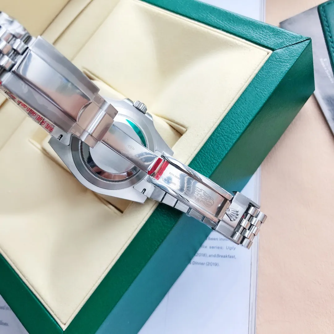 【High-end replica】💰1240! 【Customized all-in-one machine】💰1720! Rolex GMT-Master, the latest model on the official website [New products are on the shelves, unstoppable] You know, there are not many in stock ♛ Rolex, top-notch products, the latest model, new product, Sprite, left-hander, "new mileage" breaks through boundaries and advances in fashion, 2022 GMT-Master GMT, black and green ceramic ring, shocking launch The steel is made of authentic imported 904L raw materials, forged and polished, and other processes. It adheres to the promise not to mix ordinary steel with fish. It is also equipped with the original 3186/2836 fully automatic mechanical movement. It has accurate and stable travel time, professional testing and inspection, and zero repairs! It is reflected in the following: 1: The same GMT dual time zone hand as the original version is on the second layer above the bottom hour hand. The order from bottom to top is: hour hand - dual time zone hand - minute - second. 2: Same as the original version, you can adjust the calendar function by debugging the hour hand jump quickly. 3: Diameter: 40mm special anti-scratch sapphire mirror, "the luminous dial is platinum electroplated," more beautiful and high-quality, super luminous effect display, almost the same as the original, a real king that breaks through technical barriers and synchronizes the original handle crown vertically upward, with excellent waterproof performance! Welcome to reprint!