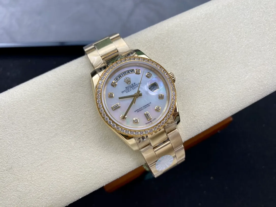【High-end replica】💰1300! Rolex Dual Calendar Day Date Series 36mm [Diameter] 36mm [Movement] Equipped with imported fully automatic mechanical movement [Ring] Rolex RingCommand triangular pit pattern / aperture [Mirror] Scratch-resistant sapphire glass mirror [Material] Imported 316L stainless steel case [Strap] Stainless steel (Oystersteel) optional three-bead/five-bead chain strap [Buckle] Original buckle Super high quality, more beautiful in kind, market exclusive! Classic casual watch, the standard equipment for successful people, allowing you to achieve success once and for all!