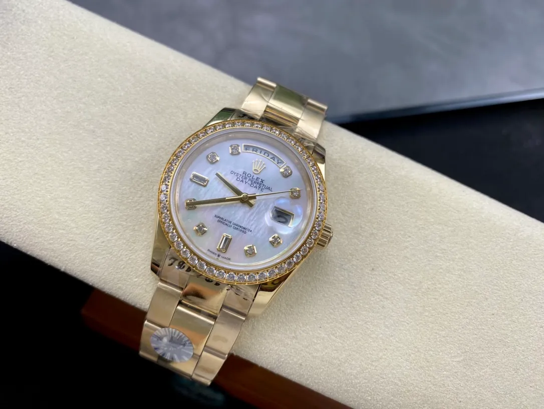 【High-end replica】💰1300! Rolex Dual Calendar Day Date Series 36mm [Diameter] 36mm [Movement] Equipped with imported fully automatic mechanical movement [Ring] Rolex RingCommand triangular pit pattern / aperture [Mirror] Scratch-resistant sapphire glass mirror [Material] Imported 316L stainless steel case [Strap] Stainless steel (Oystersteel) optional three-bead/five-bead chain strap [Buckle] Original buckle Super high quality, more beautiful in kind, market exclusive! Classic casual watch, the standard equipment for successful people, allowing you to achieve success once and for all!