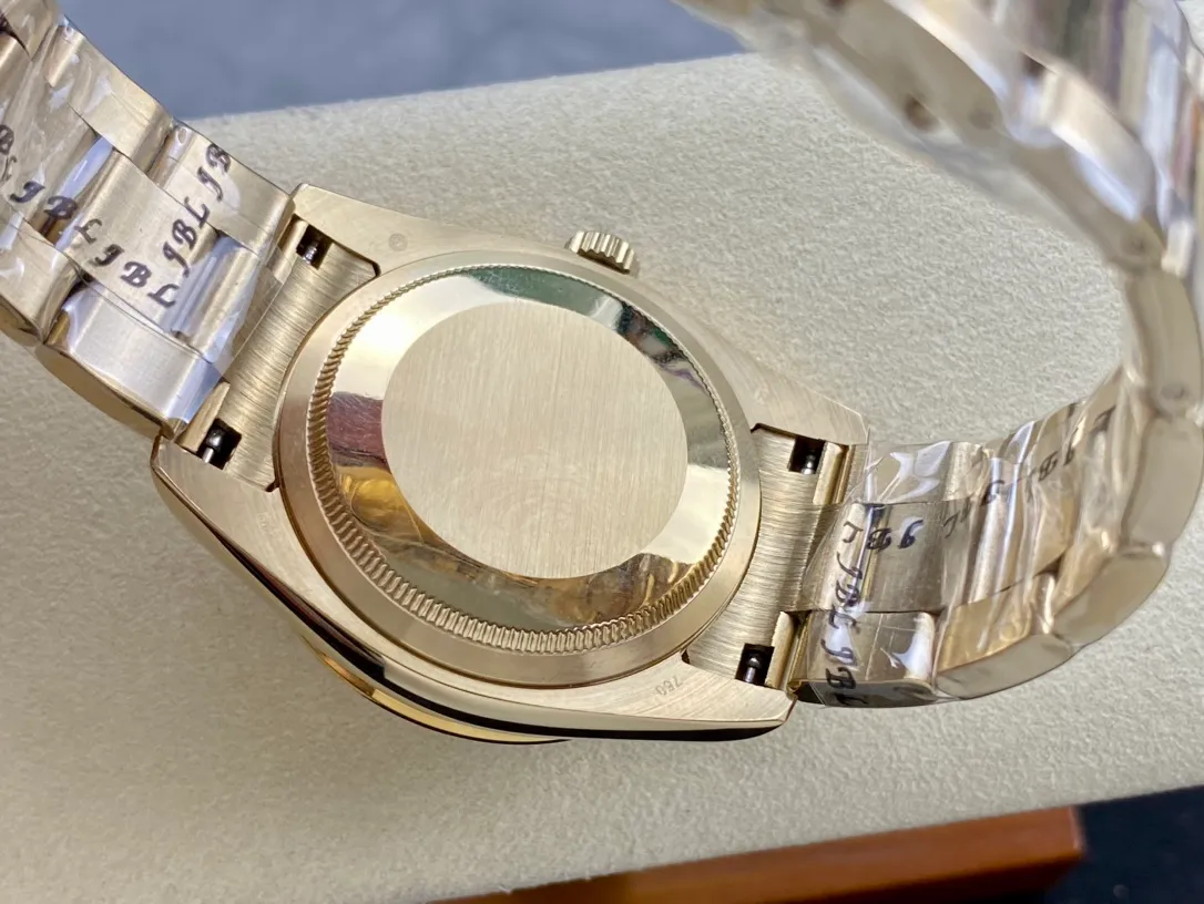 【High-end replica】💰1300! Rolex Dual Calendar Day Date Series 36mm [Diameter] 36mm [Movement] Equipped with imported fully automatic mechanical movement [Ring] Rolex RingCommand triangular pit pattern / aperture [Mirror] Scratch-resistant sapphire glass mirror [Material] Imported 316L stainless steel case [Strap] Stainless steel (Oystersteel) optional three-bead/five-bead chain strap [Buckle] Original buckle Super high quality, more beautiful in kind, market exclusive! Classic casual watch, the standard equipment for successful people, allowing you to achieve success once and for all!