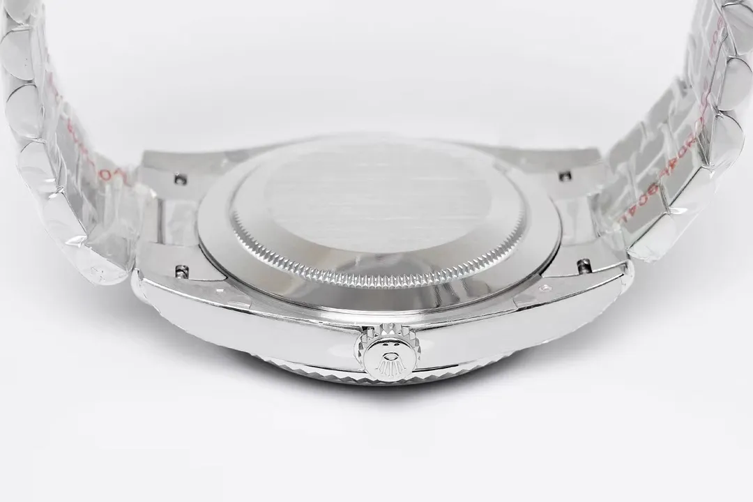 【High-end replica】💰1300! 【Top Replica】💰Private chat! Rolex Day-Date 40 [Upgraded to the new 3255 all-in-one machine] 1⃣️ Sapphire mirror, calendar 2.5x magnifying glass, the effect is synchronized with the original version. 2⃣️Oyster case structure, integrated middle case, screw-in bottom cover and winding crown. 3⃣️The structural dimensions and thickness are the same as the original ones, with a diameter of 40 mm and a thickness of 12 mm. 4⃣️ Equipped with 3255 integrated movement, the time adjustment, thickness and structure are synchronized with the original version. Picture shooting Wei's top replica real shot!