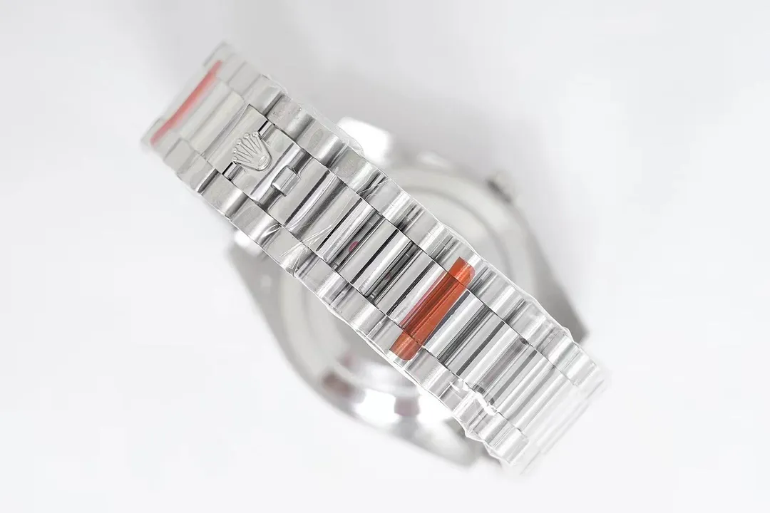 【High-end replica】💰1300! 【Top Replica】💰Private chat! Rolex Day-Date 40 [Upgraded to the new 3255 all-in-one machine] 1⃣️ Sapphire mirror, calendar 2.5x magnifying glass, the effect is synchronized with the original version. 2⃣️Oyster case structure, integrated middle case, screw-in bottom cover and winding crown. 3⃣️The structural dimensions and thickness are the same as the original ones, with a diameter of 40 mm and a thickness of 12 mm. 4⃣️ Equipped with 3255 integrated movement, the time adjustment, thickness and structure are synchronized with the original version. Picture shooting Wei's top replica real shot!