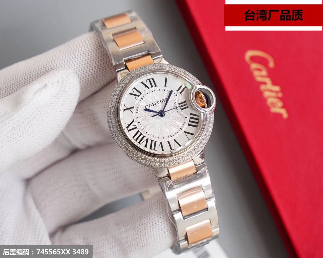 Taiwan factory blue balloon V12 version, 28-42 size combination picture, look for the bottom cover code 745565xx3489), this series of watches is famous for its delicate style and elegant style in the Cartier watchmaking industry. Of course, this watch must have such characteristics. The color of the stainless steel case makes the watch as light as a balloon, and the blue crown seems to have disobediently deviated from the original planned trajectory, like a playful couple. The Roman numerals on the dial look retro and deep, decorated with guilloche patterns and sword-shaped hands. The entire watch gives people a delicate and considerate feel. Isn’t this what couples need? Built-in: Japan's Citizen fully automatic machine, also with Swiss quartz, water drop (fish eye bubble) sapphire glass mirror, highly waterproof, burnt steel blue pointer color, curvature shape of the crown