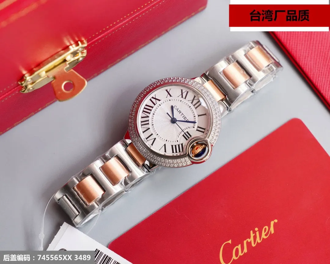 Taiwan factory blue balloon V12 version, 28-42 size combination picture, look for the bottom cover code 745565xx3489), this series of watches is famous for its delicate style and elegant style in the Cartier watchmaking industry. Of course, this watch must have such characteristics. The color of the stainless steel case makes the watch as light as a balloon, and the blue crown seems to have disobediently deviated from the original planned trajectory, like a playful couple. The Roman numerals on the dial look retro and deep, decorated with guilloche patterns and sword-shaped hands. The entire watch gives people a delicate and considerate feel. Isn’t this what couples need? Built-in: Japan's Citizen fully automatic machine, also with Swiss quartz, water drop (fish eye bubble) sapphire glass mirror, highly waterproof, burnt steel blue pointer color, curvature shape of the crown