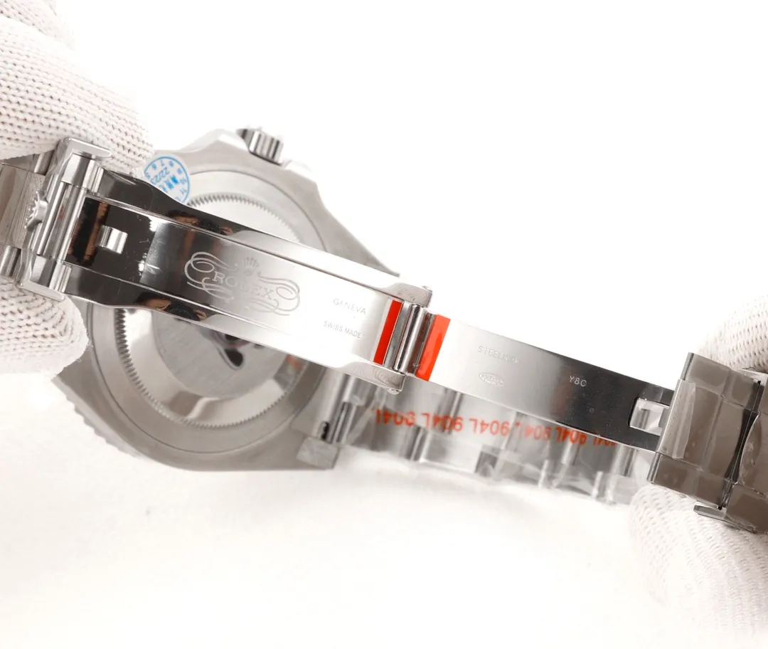 Factory C made a major breakthrough and recreated the pinnacle of the Rolex GMT-Master (Coca-Cola) one-piece red and blue ceramic ring. 🎮RK5 is the only ceramic ring in the market that is comparable to the color of the genuine product. It is shockingly launched. The steel is made of authentic imported 904L raw materials, forged and polished, and is equipped with the 3186/3285 all-in-one fully automatic mechanical movement, which is consistent with the original product. It has accurate and stable travel time. Professional testing and inspection, zero repairs! 🎮 Genuine consistent GMT needle on the second layer and quick time adjustment to adjust the calendar, 40mm, 904L steel case bracelet, sapphire mirror, super luminous, two-way ceramic rotating bezel, folding buckle. Please look for the exclusive high-end quality code: NV126688, exclusive Huan logo. Welcome to reprint! (Comes with the same screwdriver as pictured/Same day shipping)