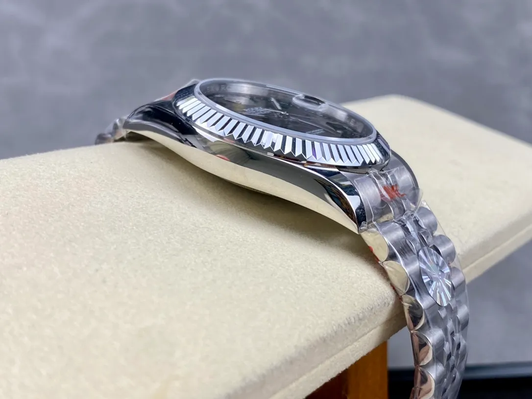 【High-end replica】💰1160! Rolex Single Calendar Datejust Series 41mm [Diameter] 41mm [Movement] Equipped with imported fully automatic mechanical movement [Ring] Rolex RingCommand triangular pit pattern / aperture [Mirror] Scratch-resistant sapphire glass mirror [Material] Imported 316L stainless steel case [Strap] Stainless steel (Oystersteel) optional three-bead/five-bead chain strap [Buckle] Original buckle Super high quality, more beautiful in kind, market exclusive! Classic men's casual watch, the standard accessory for successful men, allowing you to wear it once and for all!