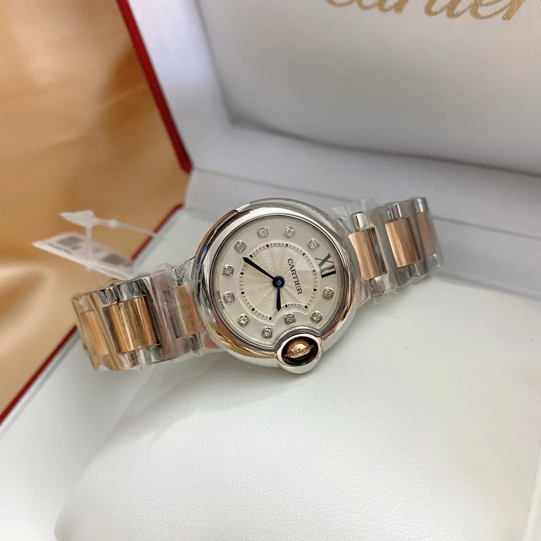 【High-end replica】💰1720! Cartier "Cartier" movement: Swiss imported quartz movement, original 1:1 replica 28MM, convex curved case, sapphire glass, guilloche dial, sword-shaped hands. In the world of Cartier watchmaking, the Ballon Bleu blue balloon watch is famous for its delicate style and elegant style.