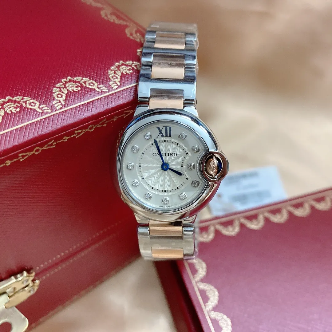 【High-end replica】💰1720! Cartier "Cartier" movement: Swiss imported quartz movement, original 1:1 replica 28MM, convex curved case, sapphire glass, guilloche dial, sword-shaped hands. In the world of Cartier watchmaking, the Ballon Bleu blue balloon watch is famous for its delicate style and elegant style.