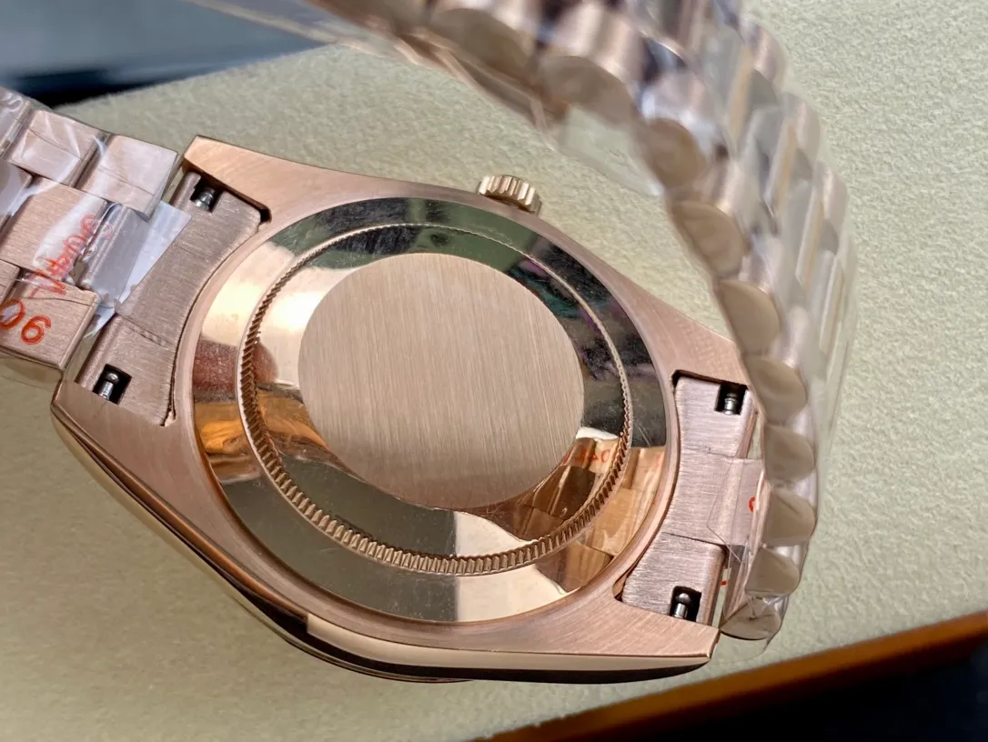 【High-end replica】💰1300! Rolex Dual Calendar Day Date Series 40mm [Diameter] 40mm [Movement] Equipped with imported fully automatic mechanical movement [Ring] Rolex RingCommand triangular pit pattern / aperture [Mirror] Scratch-resistant sapphire glass mirror [Material] Imported 316L stainless steel case [Strap] Stainless steel (Oystersteel) optional three-bead/five-bead chain strap [Buckle] Original buckle Super high quality, more beautiful in kind, market exclusive! Classic men's casual watch, the standard accessory for successful men, allowing you to wear it once and for all!