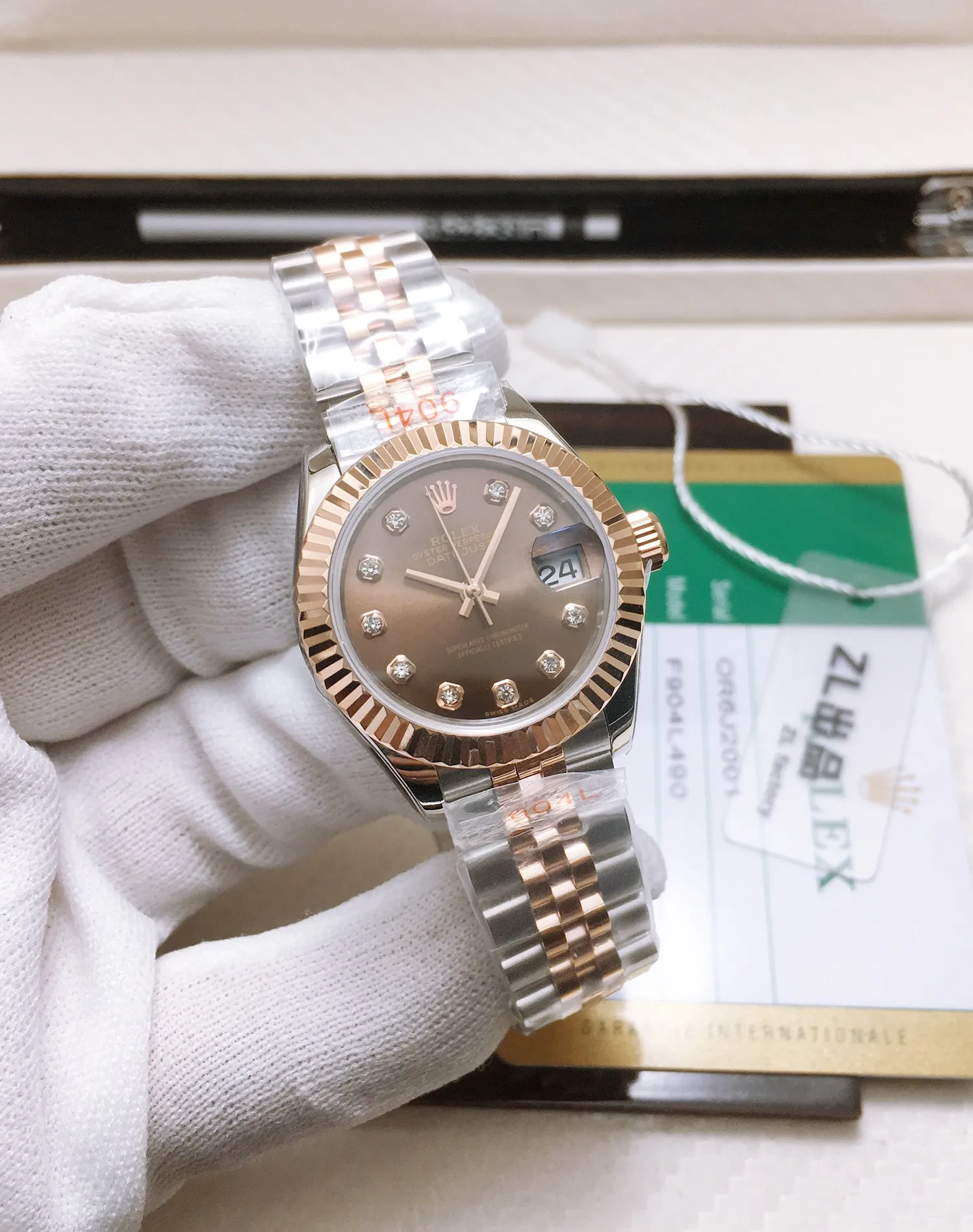 【Top replica】💰4500! Top-notch workmanship from Taiwan factory [ZL Factory 2021 new masterpiece highly recommended] the latest Rolex Women’s Datejust 28MM Datejust watch! 1⃣️The case diameter remains the same as the original 28MM. The stainless steel watch case is forged from 904L stainless steel, which is durable! 2⃣️With the original imported Japanese movement, more goddesses have multiple choices. The performance is extremely stable. Its shock resistance and geometric structure enable the movement to maintain regular operation in any position. 3⃣️The triangular grooved bottom cover is tightened with special tools to completely seal the watch case. The winding crown adopts a double buckle lock dual waterproof system and is firmly screwed to the watch case, making it more waterproof. 4⃣️A small window convex lens is installed at 3 o'clock to enlarge the date display of the watch, making it easier to read the date. The waterproof Oyster case of the women's journal type provides the best protection for the high-precision movement! 5⃣️904L watch strap and new double-headed connection method under the outer ring (can be used with the original), concealed folding crown buckle, opened with an articulated Rolex crown logo. 6⃣️One watch, one card, one code. Every exquisite detail is the sincerity of the ingenuity developed by the Taiwan factory!