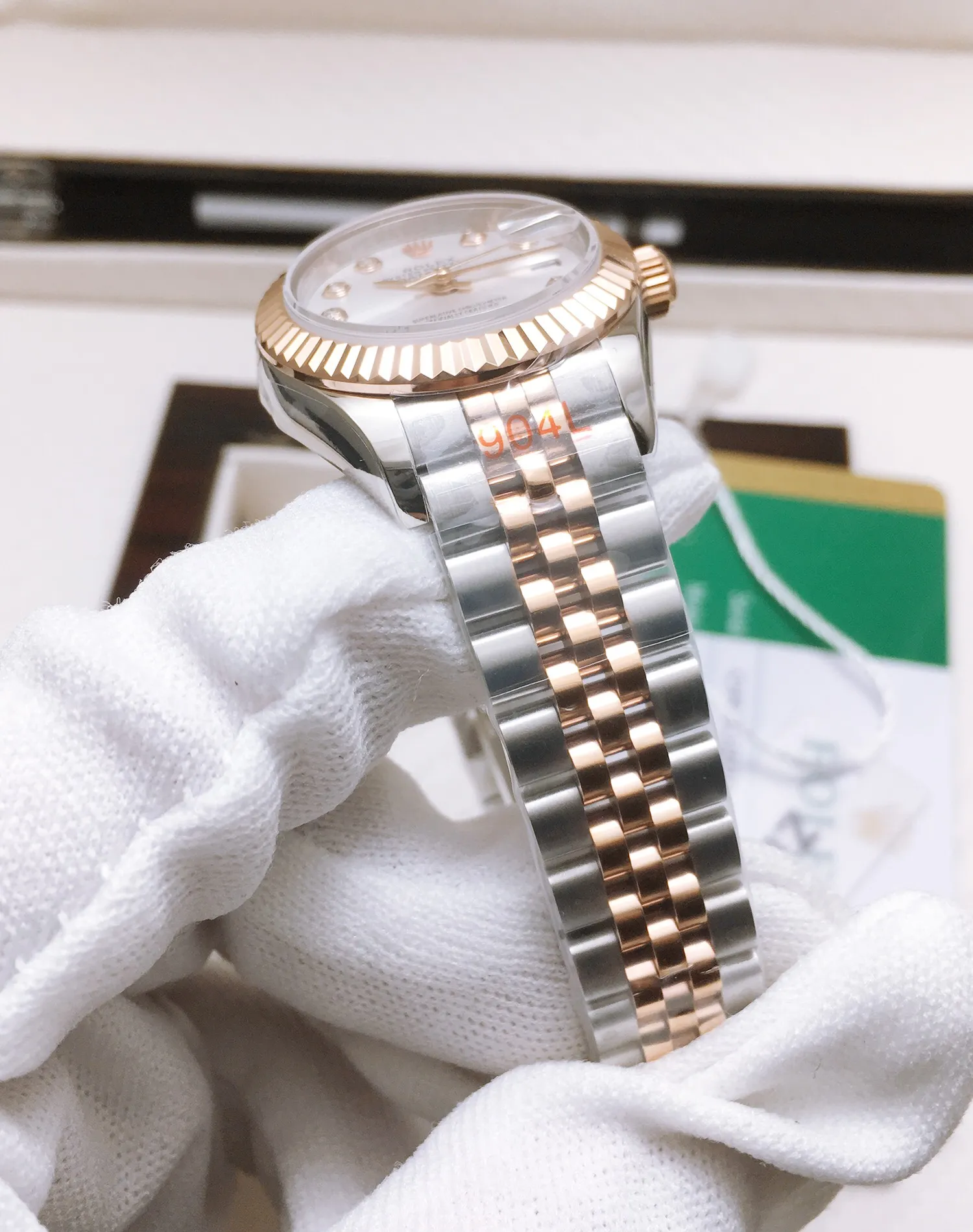 【Top replica】💰4500! Top-notch workmanship from Taiwan factory [ZL Factory 2021 new masterpiece highly recommended] the latest Rolex Women’s Datejust 28MM Datejust watch! 1⃣️The case diameter remains the same as the original 28MM. The stainless steel watch case is forged from 904L stainless steel, which is durable! 2⃣️With the original imported Japanese movement, more goddesses have multiple choices. The performance is extremely stable. Its shock resistance and geometric structure enable the movement to maintain regular operation in any position. 3⃣️The triangular grooved bottom cover is tightened with special tools to completely seal the watch case. The winding crown adopts a double buckle lock dual waterproof system and is firmly screwed to the watch case, making it more waterproof. 4⃣️A small window convex lens is installed at 3 o'clock to enlarge the date display of the watch, making it easier to read the date. The waterproof Oyster case of the women's journal type provides the best protection for the high-precision movement! 5⃣️904L watch strap and new double-headed connection method under the outer ring (can be used with the original), concealed folding crown buckle, opened with an articulated Rolex crown logo. 6⃣️One watch, one card, one code. Every exquisite detail is the sincerity of the ingenuity developed by the Taiwan factory!