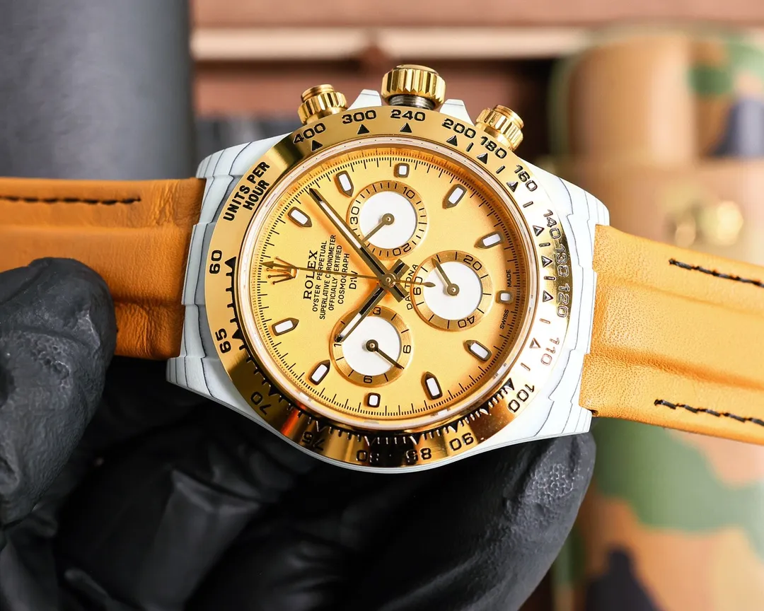 【Top replica】💰6500! The carbon fiber customized version of the TW Factory ROLEX Universe Chronograph Daytona series, the watch is not only light to wear, but also hard in appearance. And each watch has a unique carbon fiber pattern material. [Case] ​​The size of the watch is 40X12.4, which is consistent with the original. The strength of the Tw factory casts the unique style of carbon fiber Rolex. Unique to the market, the entire case, bezel and bottom cover are made of high-composite carbon fiber and super luminous powder. The details are hand-chamfered and polished. The texture is extraordinary. [Strap Buckle] The strap is made of artificial fiber woven straps, which is breathable, comfortable and soft in texture. [Movement] Using the latest accurate and mature 4801 movement (the functional thickness is the same as 4130), it perfectly realizes powerful functions and is the king of cost performance! ! !