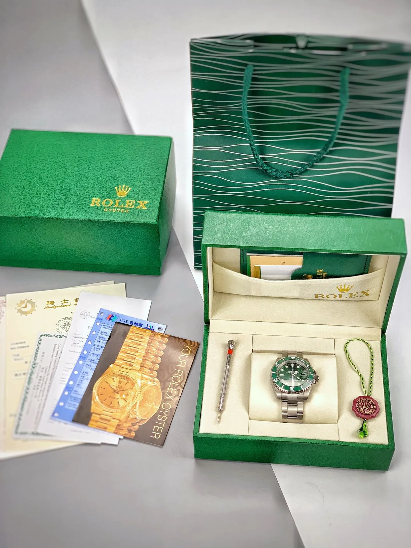 【Foreign trade import】💰850! The Rolex Green Water Ghost counter has increased to 110,000. It is so handsome that it must be sold every day. Feel free to compare various 500-1000 pig-killing versions on the market to avoid being cheated. Look for real photos and avoid detours. 🔥One watch is hard to find at the counter. Rolex Green Water Ghost # Same dial rotation function as the original # Solid stainless steel material pure waterjet cutting and brushing # Fully automatic imported mechanical movement Stable travel time Real mechanical watch # Original safety clasp, polished etching process steel seal on the inside of the clasp, super luminous effect # Full set of packaging including invoice, warranty certificate, UnionPay gift box, one step