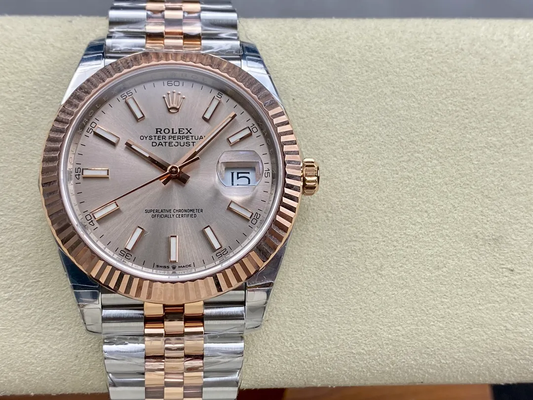 【High-end replica】💰1240! 【Customized all-in-one machine】💰1900! [Top replica] Private chat! ! ! The Rolex Datejust 41mm series creates a classic watch model. 1: The movement adopts Swiss 3235 movement. 2: In terms of material, the overall material is made of 904 steel. The curvature of the side of the case is polished in place, and the thickness of the side is consistent with the original. 3: Classic dog tooth collar. The platinum (electroplated) ring presents a radiant light effect that is extremely close to the original version, and the triangular pit pattern is clean and neat. 4: The watch mirror is made of real sapphire mirror, which increases the transparency of the watch. At the same time, it has been treated with anti-glare technology, making it very convenient to read watch data and has high hardness. 5: The only synchronous original thickness in the market is 11.5mm. This picture was taken in top reproduction quality!