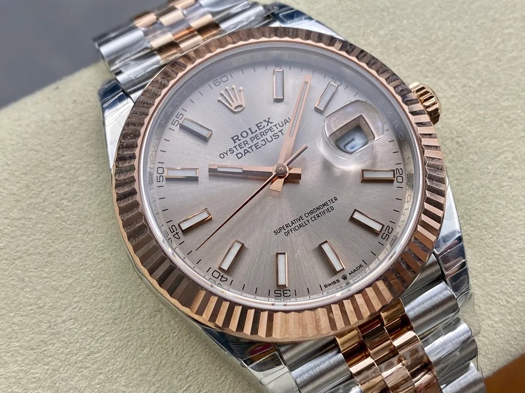 【High-end replica】💰1240! 【Customized all-in-one machine】💰1900! [Top replica] Private chat! ! ! The Rolex Datejust 41mm series creates a classic watch model. 1: The movement adopts Swiss 3235 movement. 2: In terms of material, the overall material is made of 904 steel. The curvature of the side of the case is polished in place, and the thickness of the side is consistent with the original. 3: Classic dog tooth collar. The platinum (electroplated) ring presents a radiant light effect that is extremely close to the original version, and the triangular pit pattern is clean and neat. 4: The watch mirror is made of real sapphire mirror, which increases the transparency of the watch. At the same time, it has been treated with anti-glare technology, making it very convenient to read watch data and has high hardness. 5: The only synchronous original thickness in the market is 11.5mm. This picture was taken in top reproduction quality!