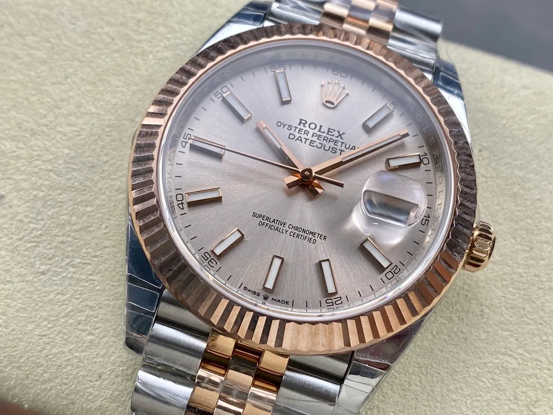 【High-end replica】💰1240! 【Customized all-in-one machine】💰1900! [Top replica] Private chat! ! ! The Rolex Datejust 41mm series creates a classic watch model. 1: The movement adopts Swiss 3235 movement. 2: In terms of material, the overall material is made of 904 steel. The curvature of the side of the case is polished in place, and the thickness of the side is consistent with the original. 3: Classic dog tooth collar. The platinum (electroplated) ring presents a radiant light effect that is extremely close to the original version, and the triangular pit pattern is clean and neat. 4: The watch mirror is made of real sapphire mirror, which increases the transparency of the watch. At the same time, it has been treated with anti-glare technology, making it very convenient to read watch data and has high hardness. 5: The only synchronous original thickness in the market is 11.5mm. This picture was taken in top reproduction quality!